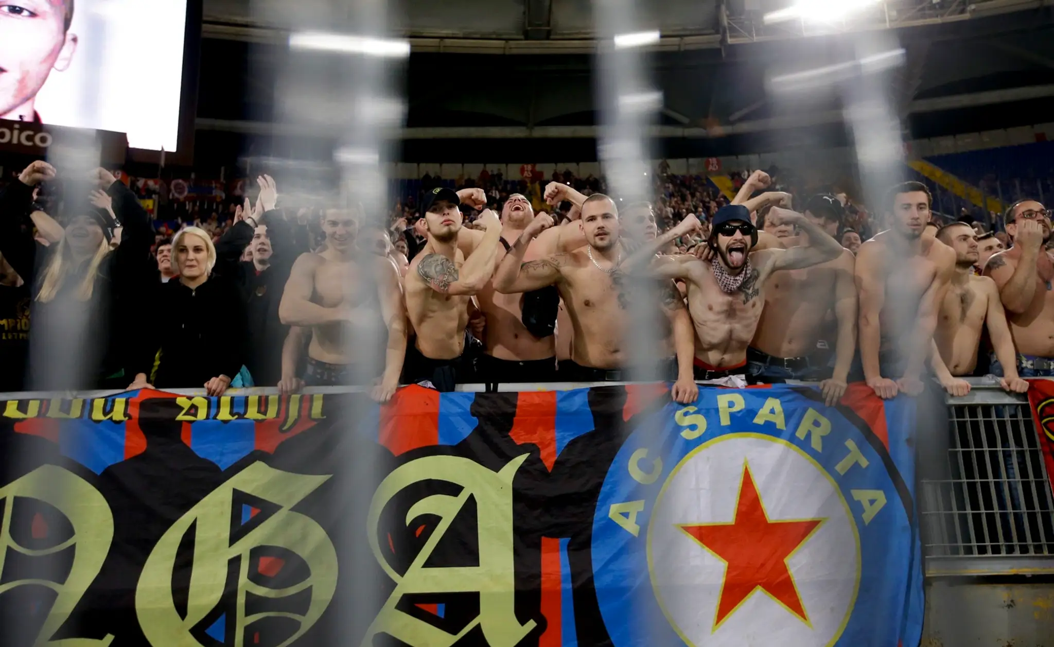 Radosť fanúšikov Sparty Praha na rímskom štadióne Lazia po víťaznom zápase v osemfinále EL UEFA.
