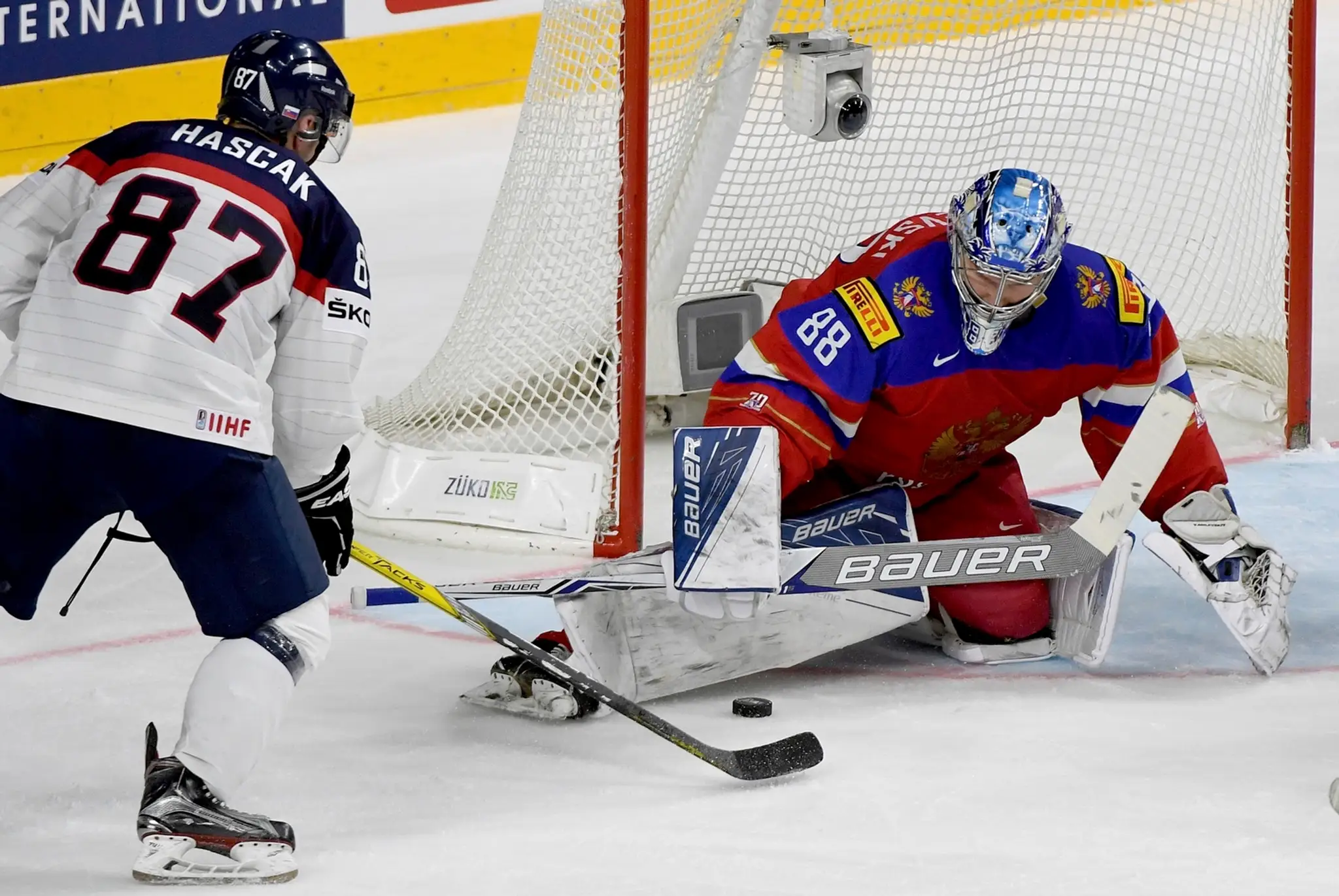 Marcel Haščák (vľavo) atakuje ruského gólmana Andreja Vasilevského v zápase MS 2017.