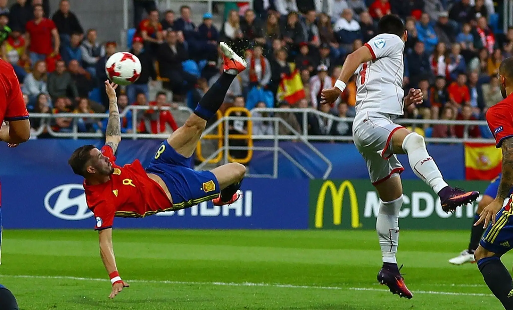 Saúl Ňiguéz nožničkami otvára skóre zápasu Španielsko U21 - Portugalsko U21.