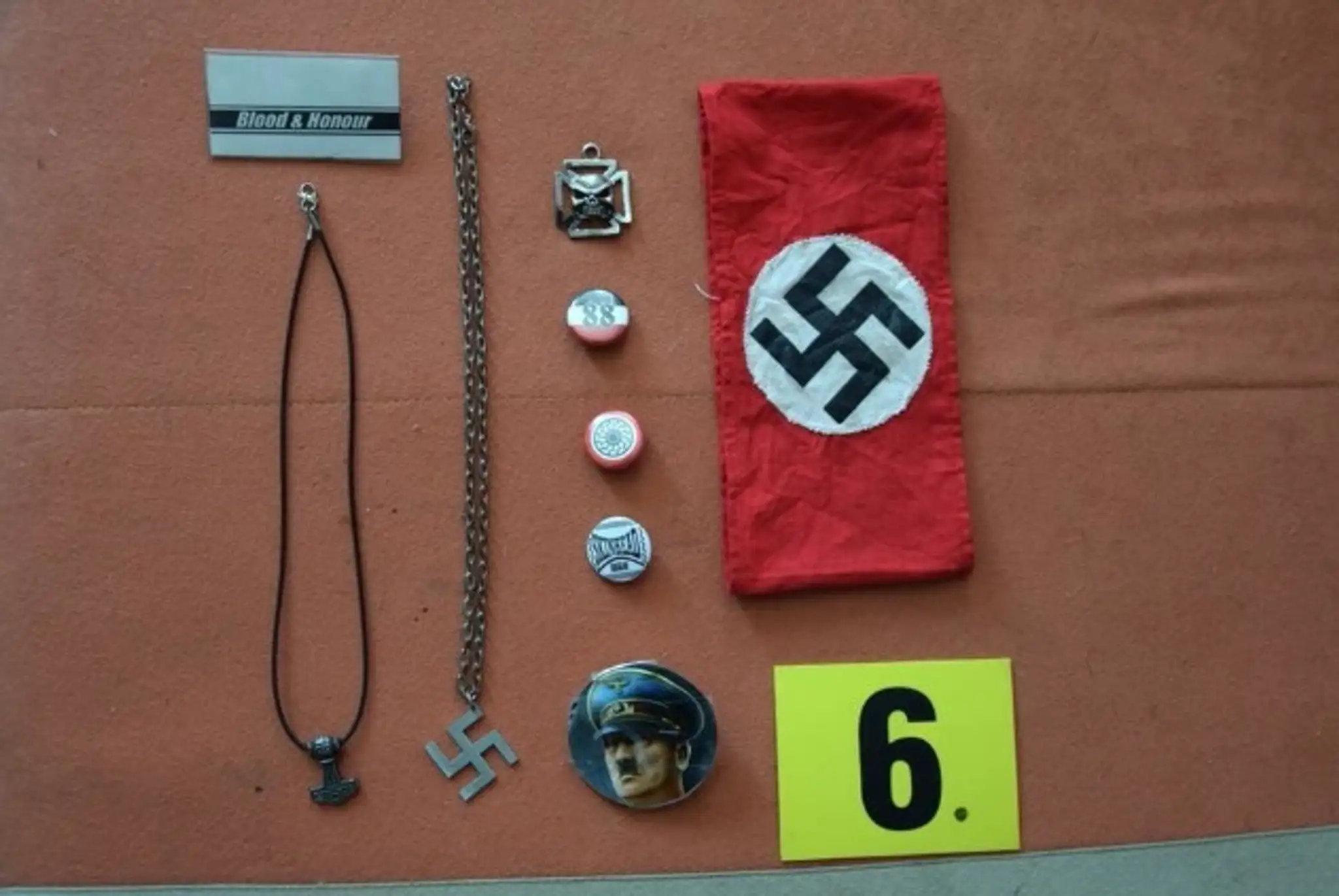 Nacistické symboly, ktoré našla polícia v byte Martina.