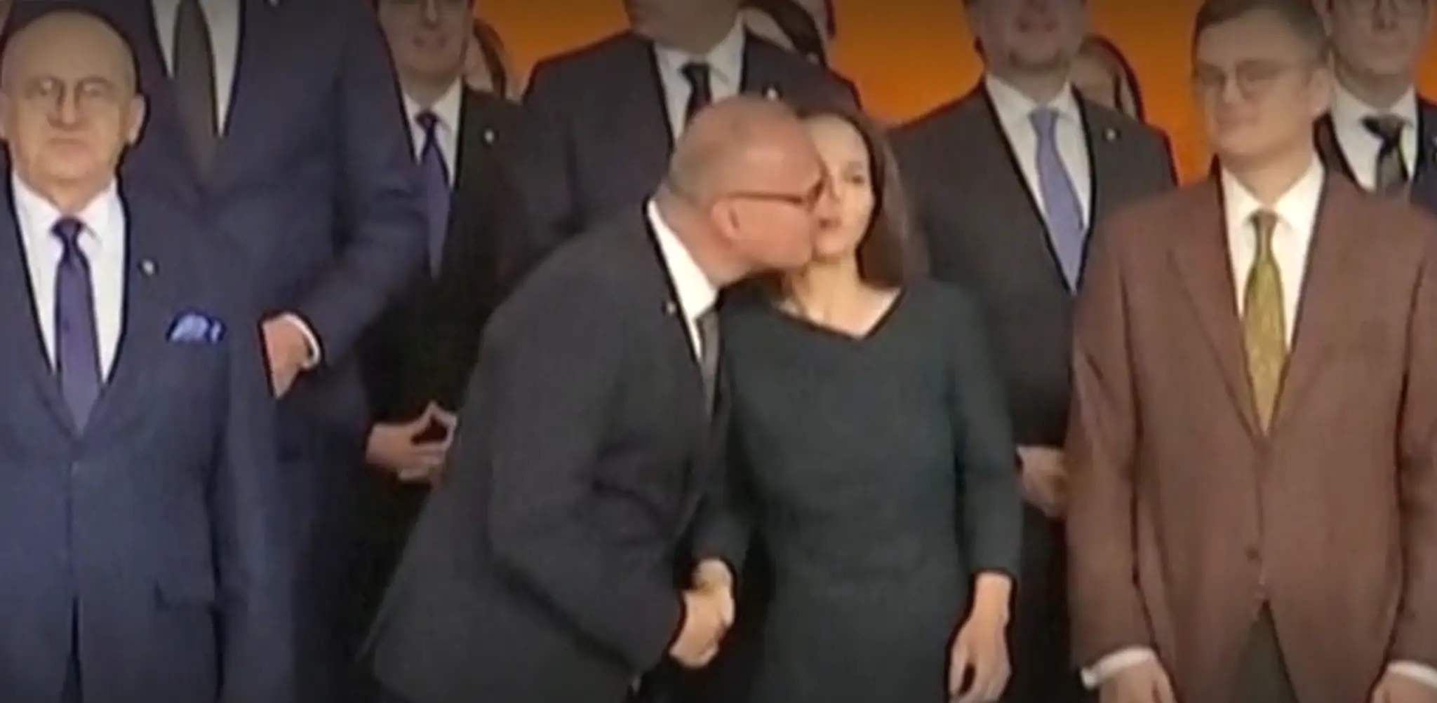 Kontroverzný bozk chorvátskeho ministra