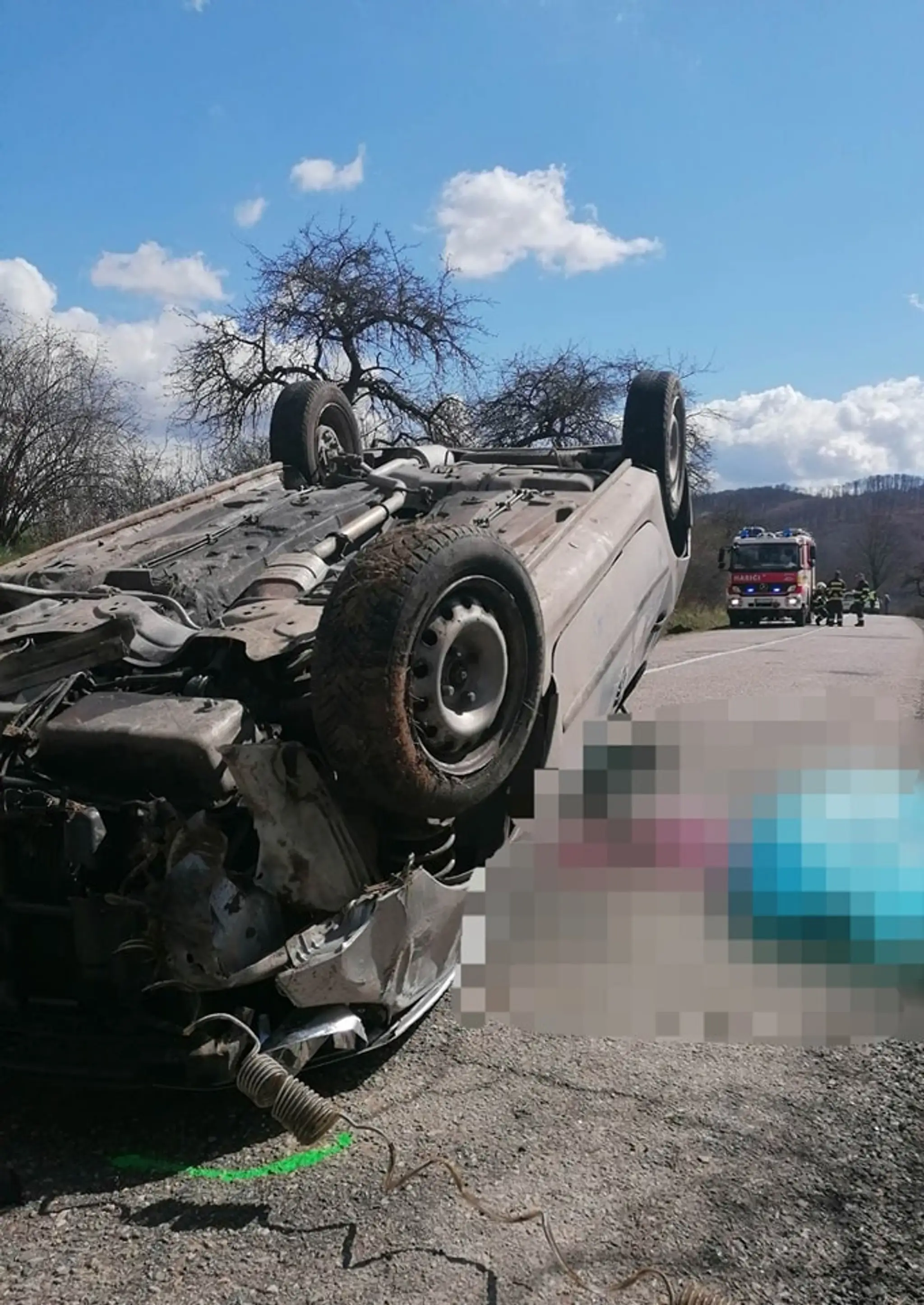 Auto sa po nehode prevrátilo na strechu.