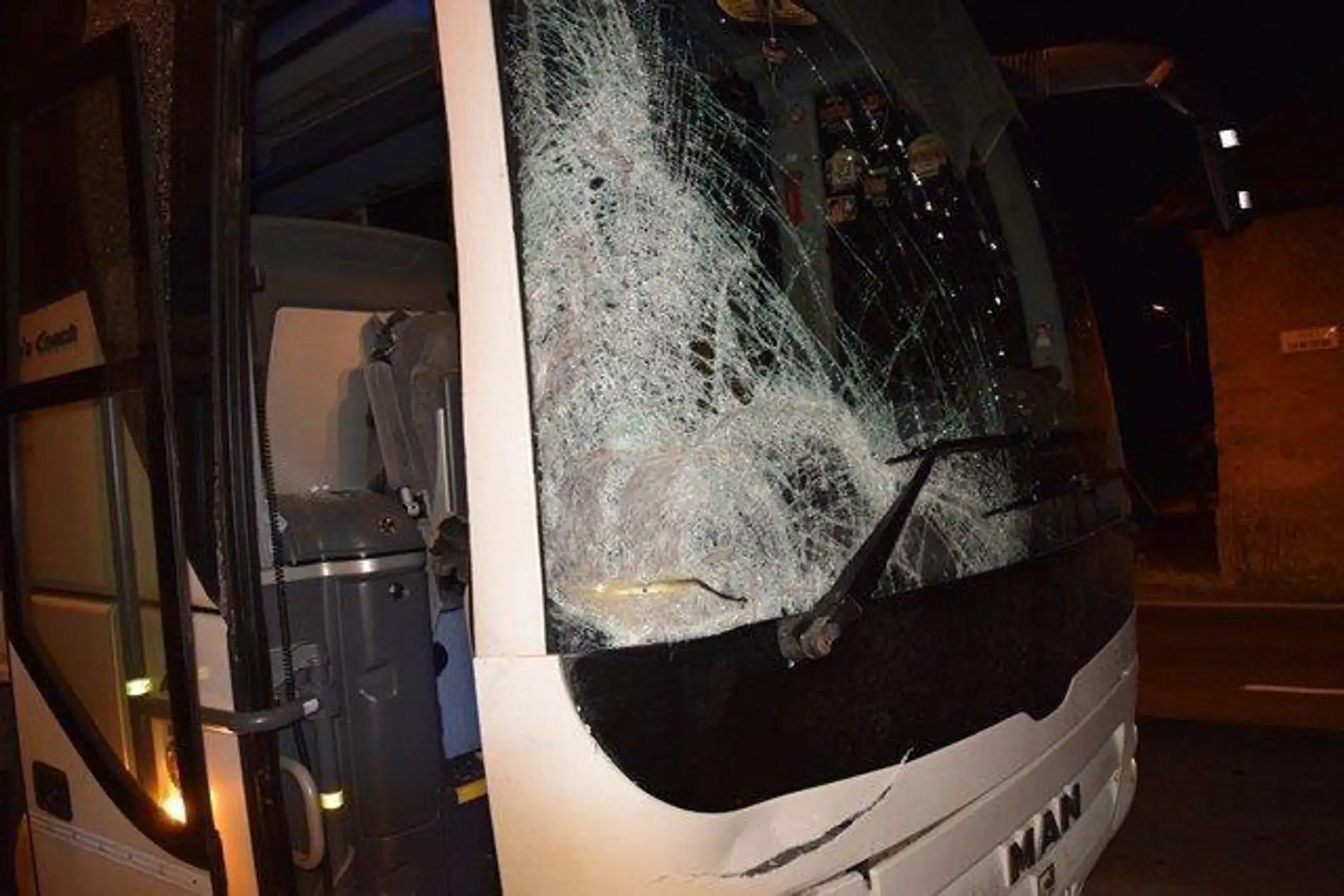 Rozbité čelné sklo po nehode autobusu s chodcom.