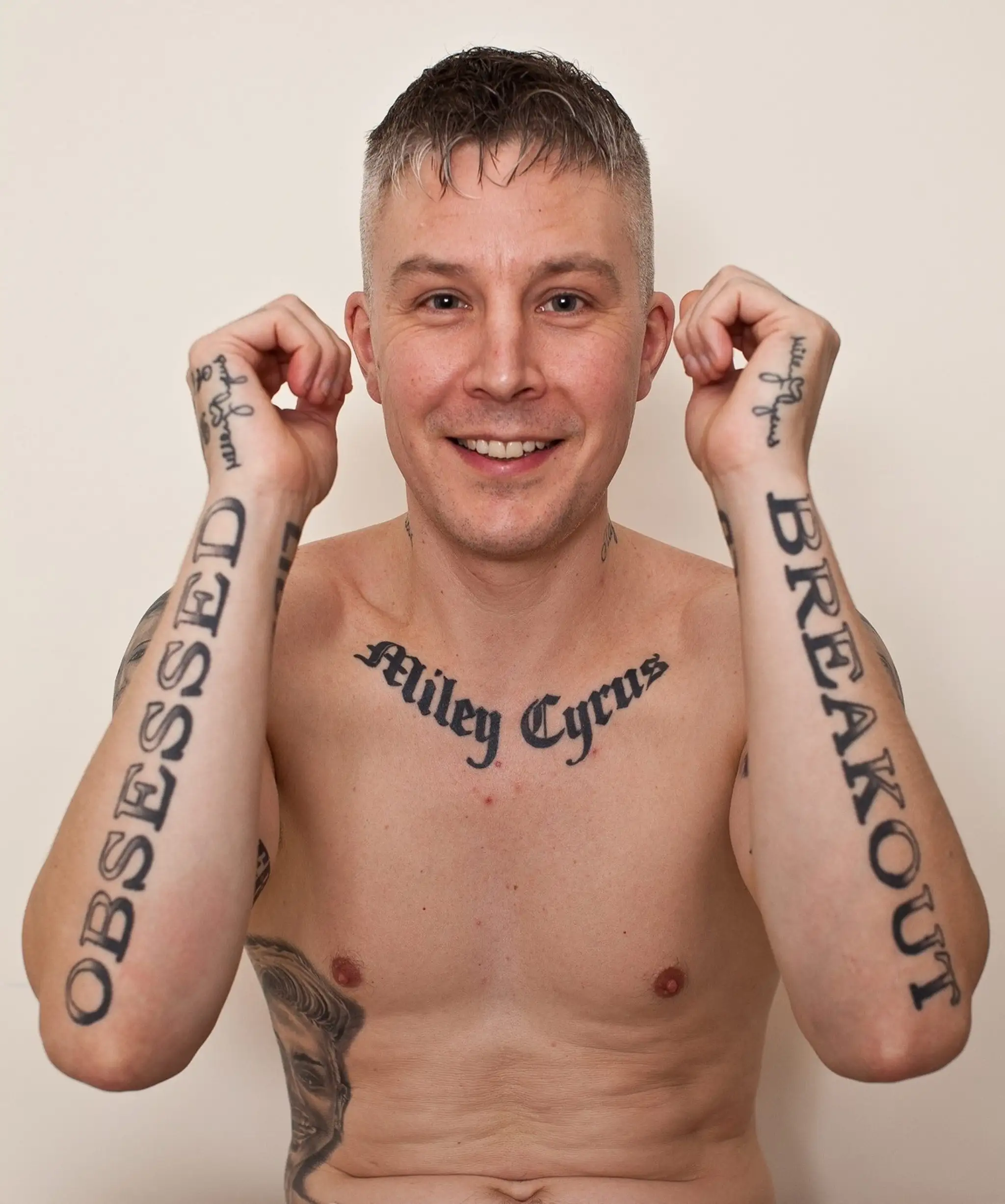 Carl už má 22 tetovaní s Miley Cyrus.