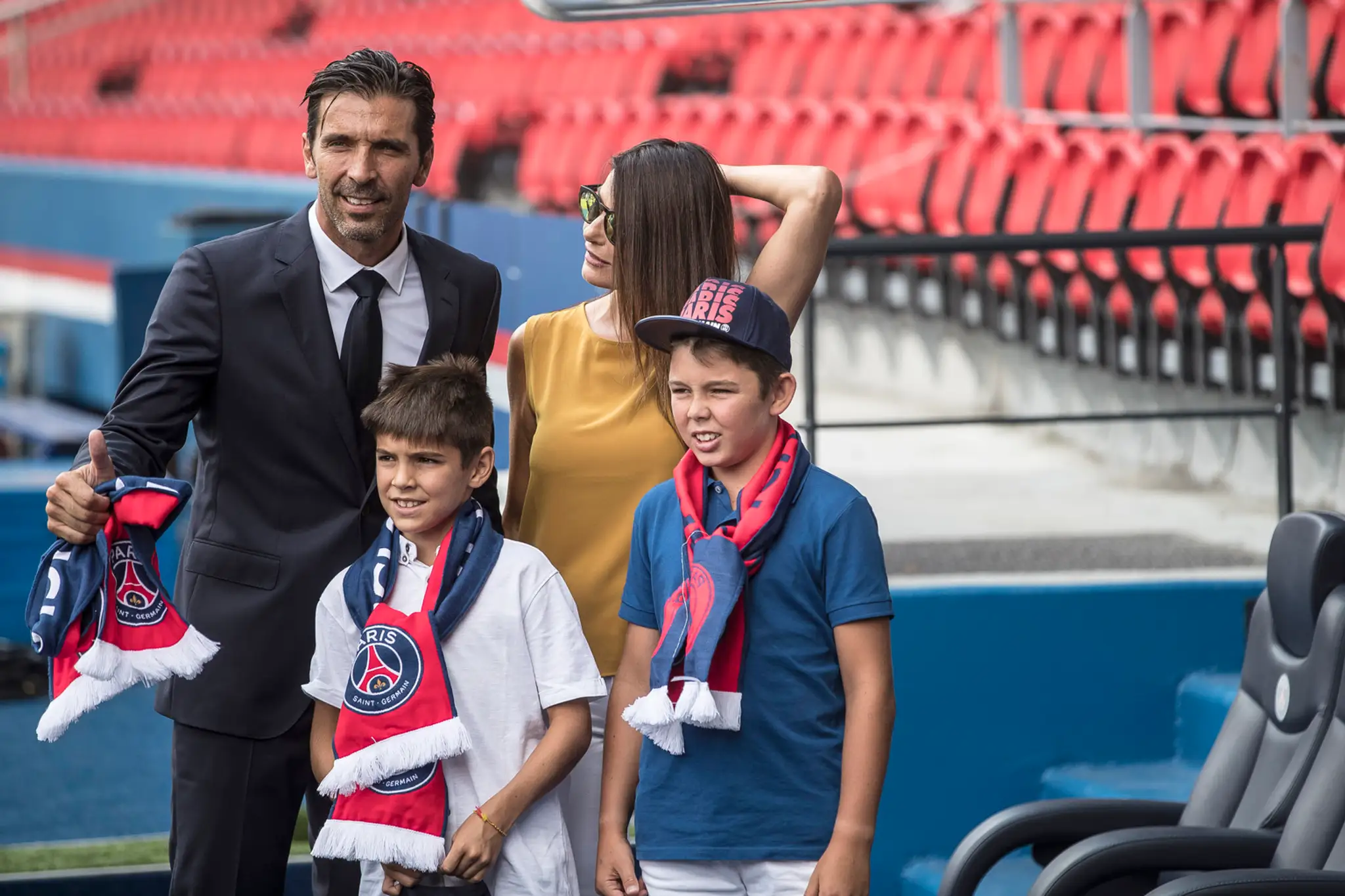 Taliansky futbalový brankár Gianluigi Buffon pózuje so svojou partnerkou Clarou d'Amico a svojimi dvoma synmi.