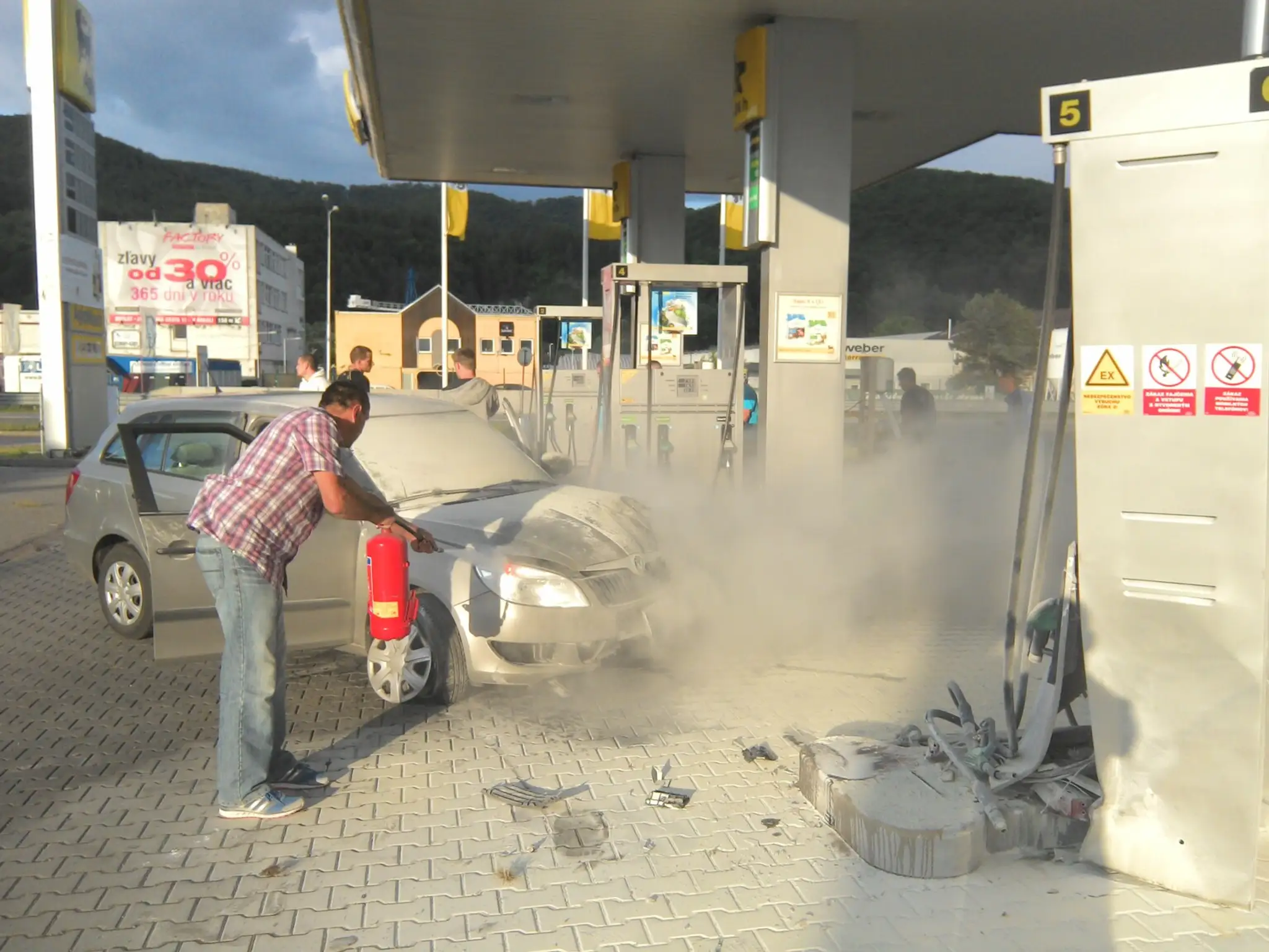 Auto narazilo na stojana na pumpe