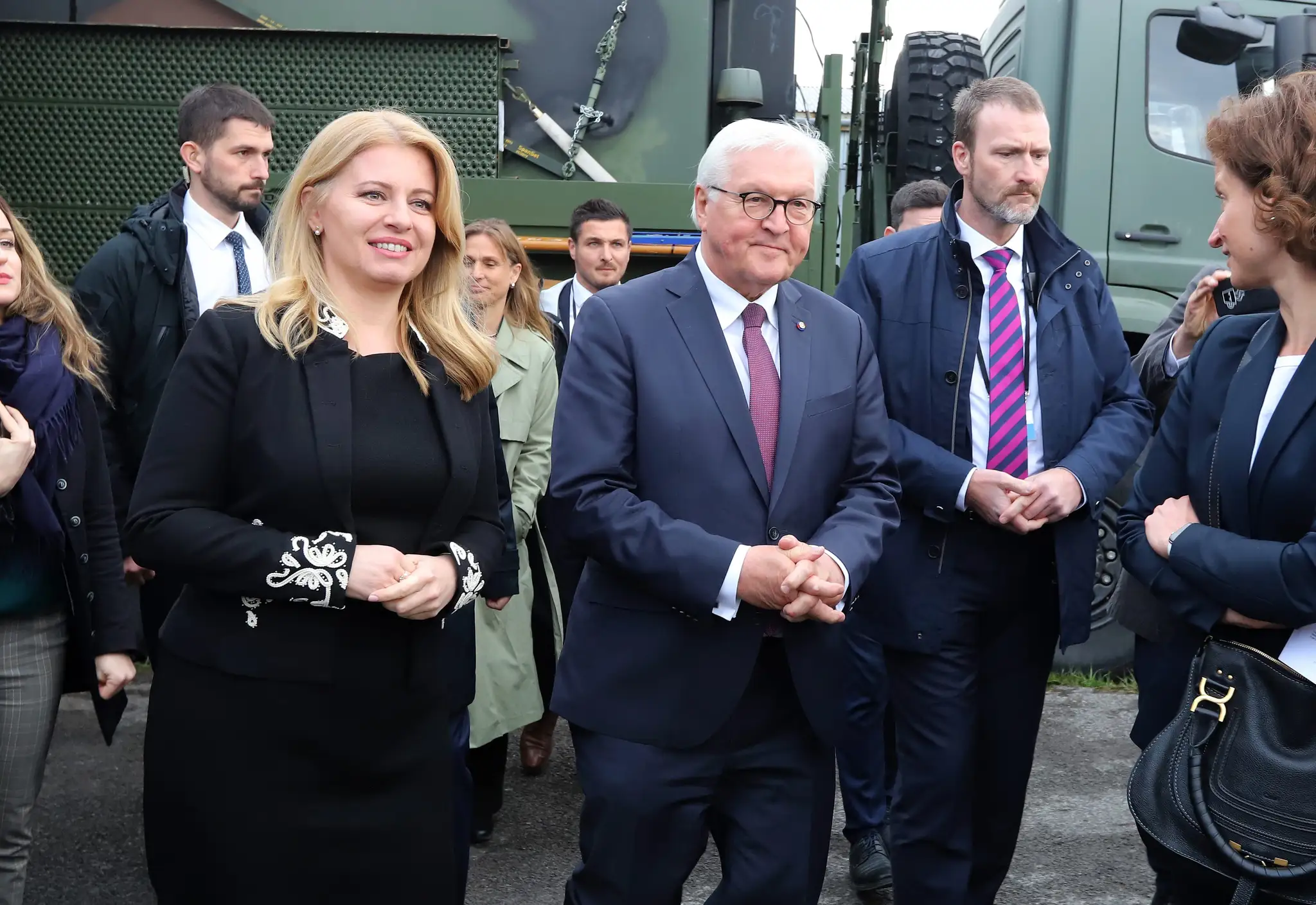 Prezidentka SR Zuzana Čaputová spolu nemeckým prezidentom Frank-Walter Steinmeierom navštívili leteckú základňu Sliač si spoločne prezreli systém protivzdušnej obrany Patriot.
