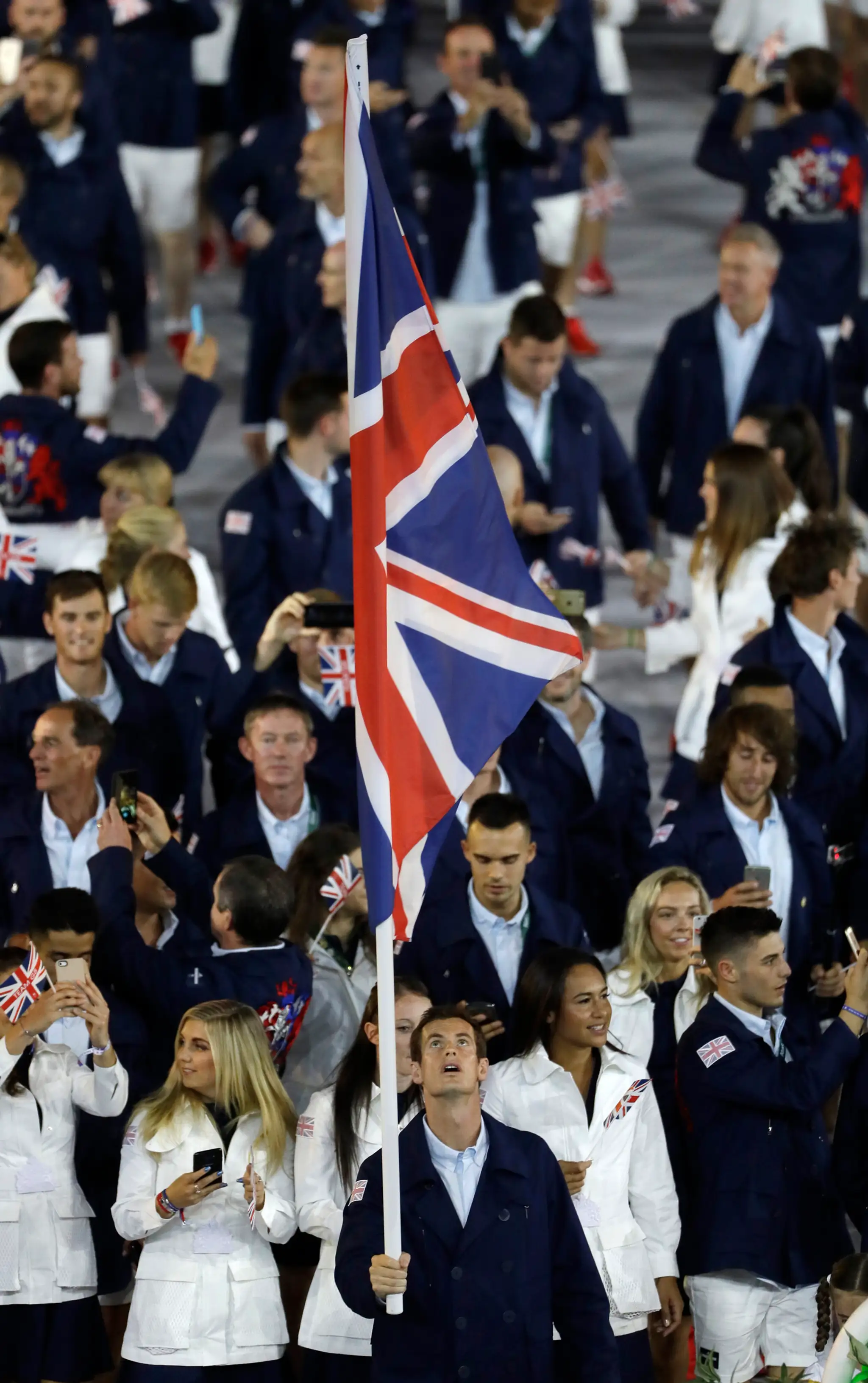 Famózny tenista Andy Murray nesie vlajku Veľkej Británie na otváracom ceremoniáli OH v Riu.