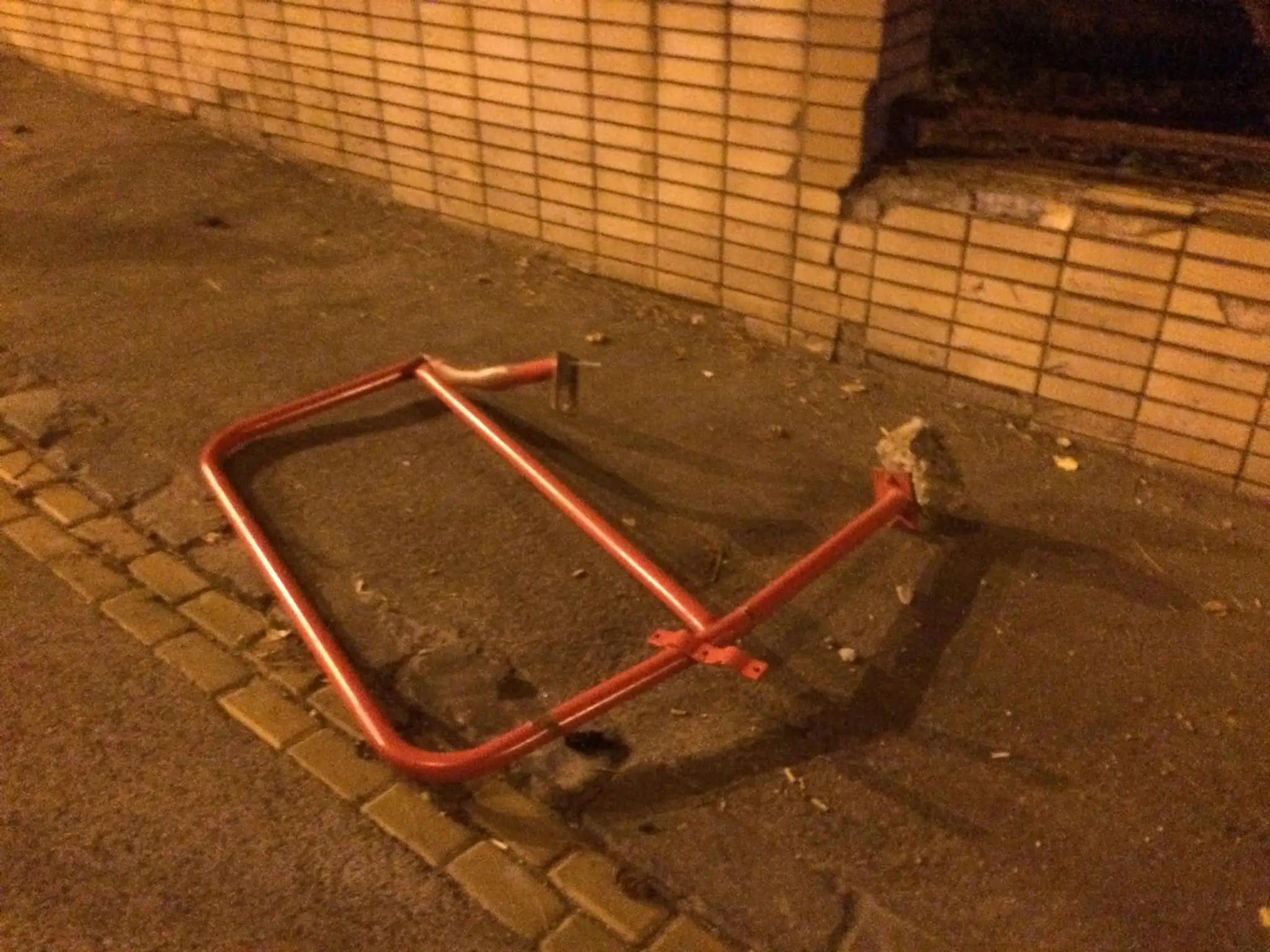 Prevrátené auto na strechce