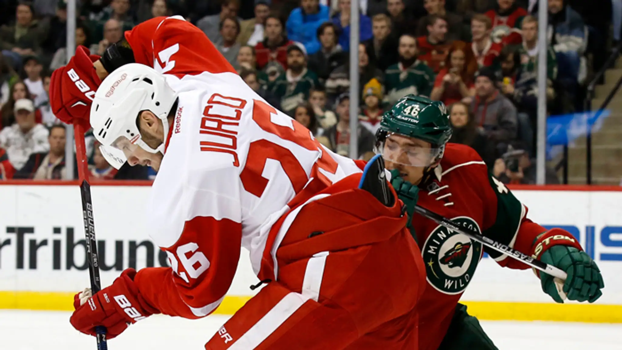 Pravé krídlo Detroitu Red Wings Tomáš Jurčo (26) a Jared Spurgeon z Minnesoty Wild.