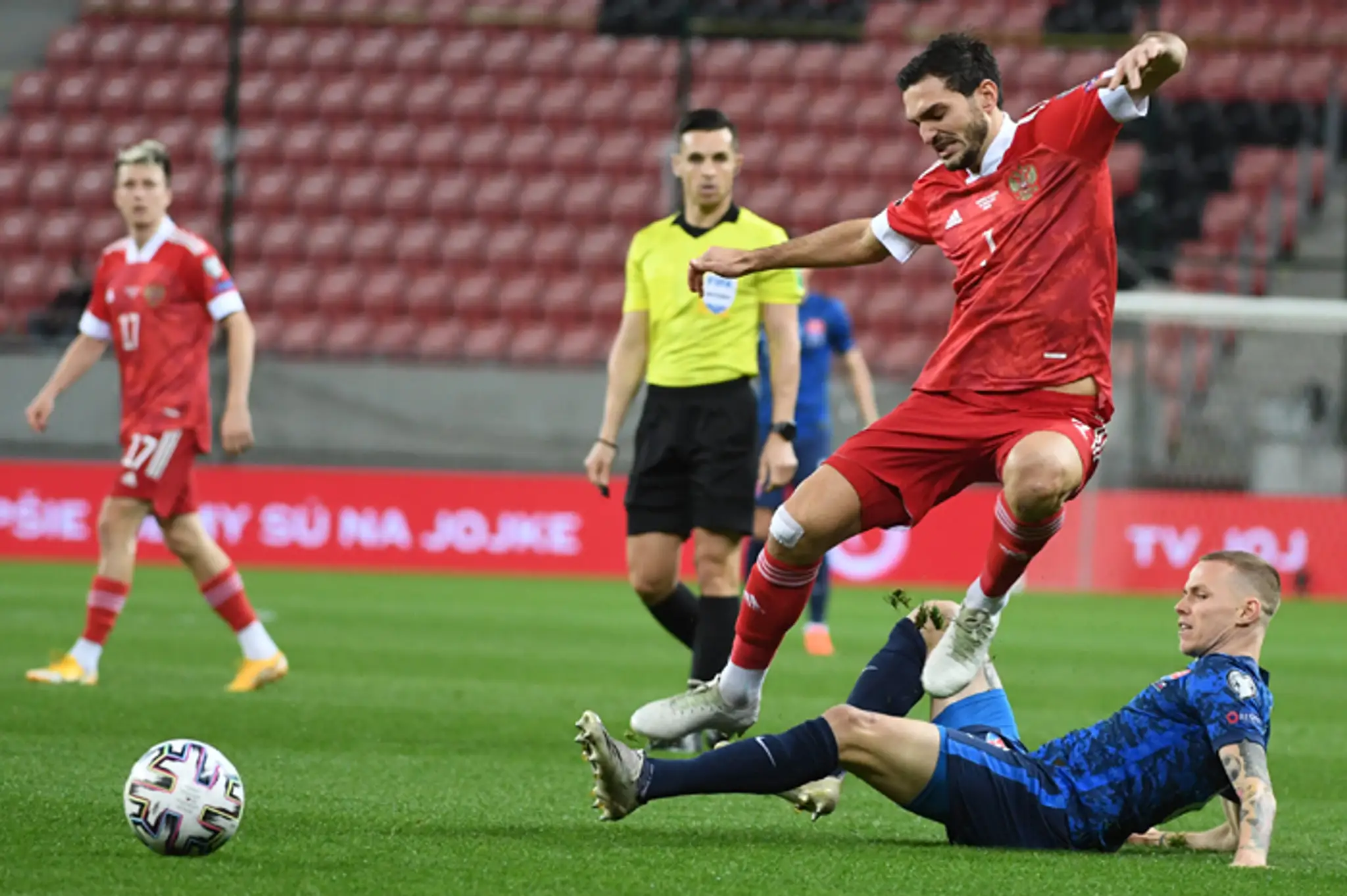 Ruský futbalista Magomed Ozdojev (druhý sprava) a Ondrej Duda (vpravo) bojujú o loptu.