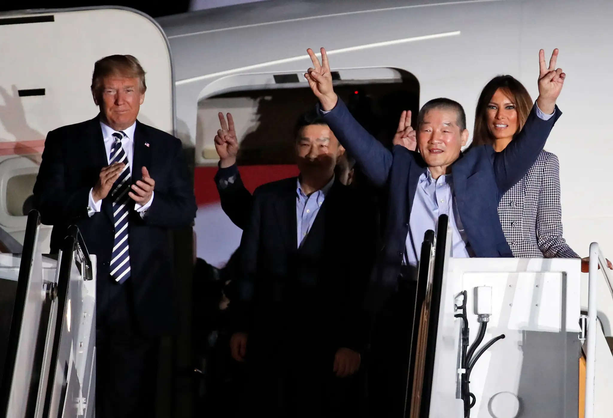 Prepustených väzňov po príchode do USA privítal Donald Trump s Melaniou. 