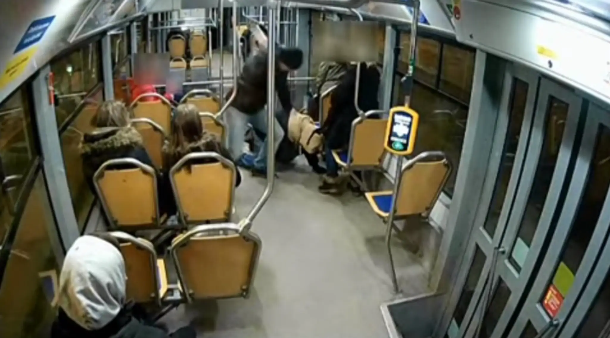 Polícia po výbuchu prehľadáva okolie pri uzatvorenej stanici metra Varby Gard.
