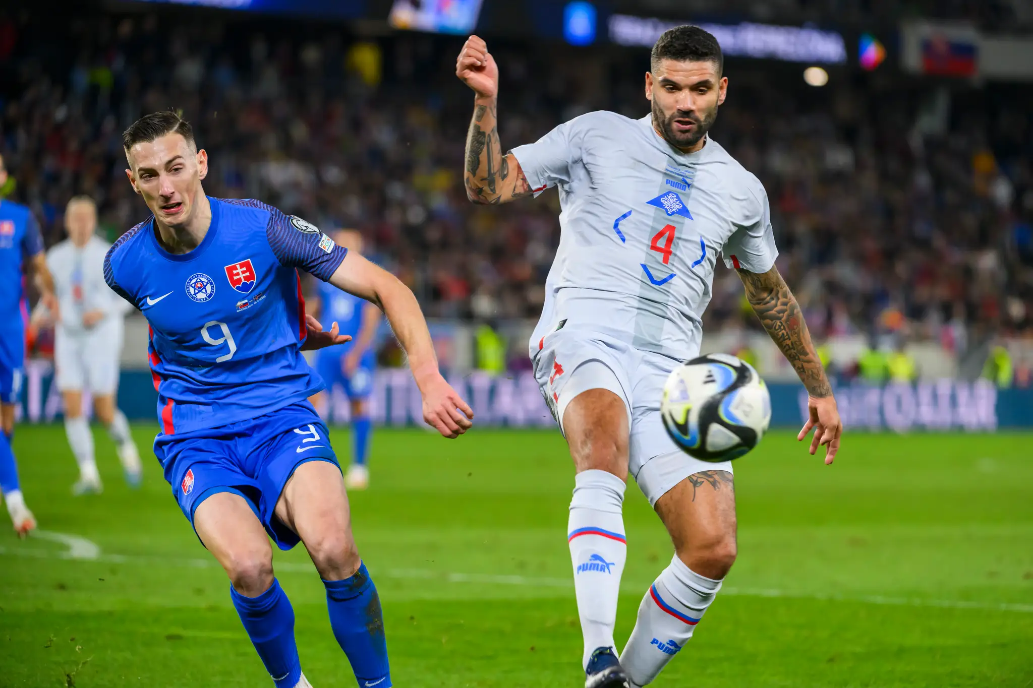 Zľava Róbert Boženík (Slovensko) a Victor Pálsson (Island) v zápase kvalifikácie ME 2024.