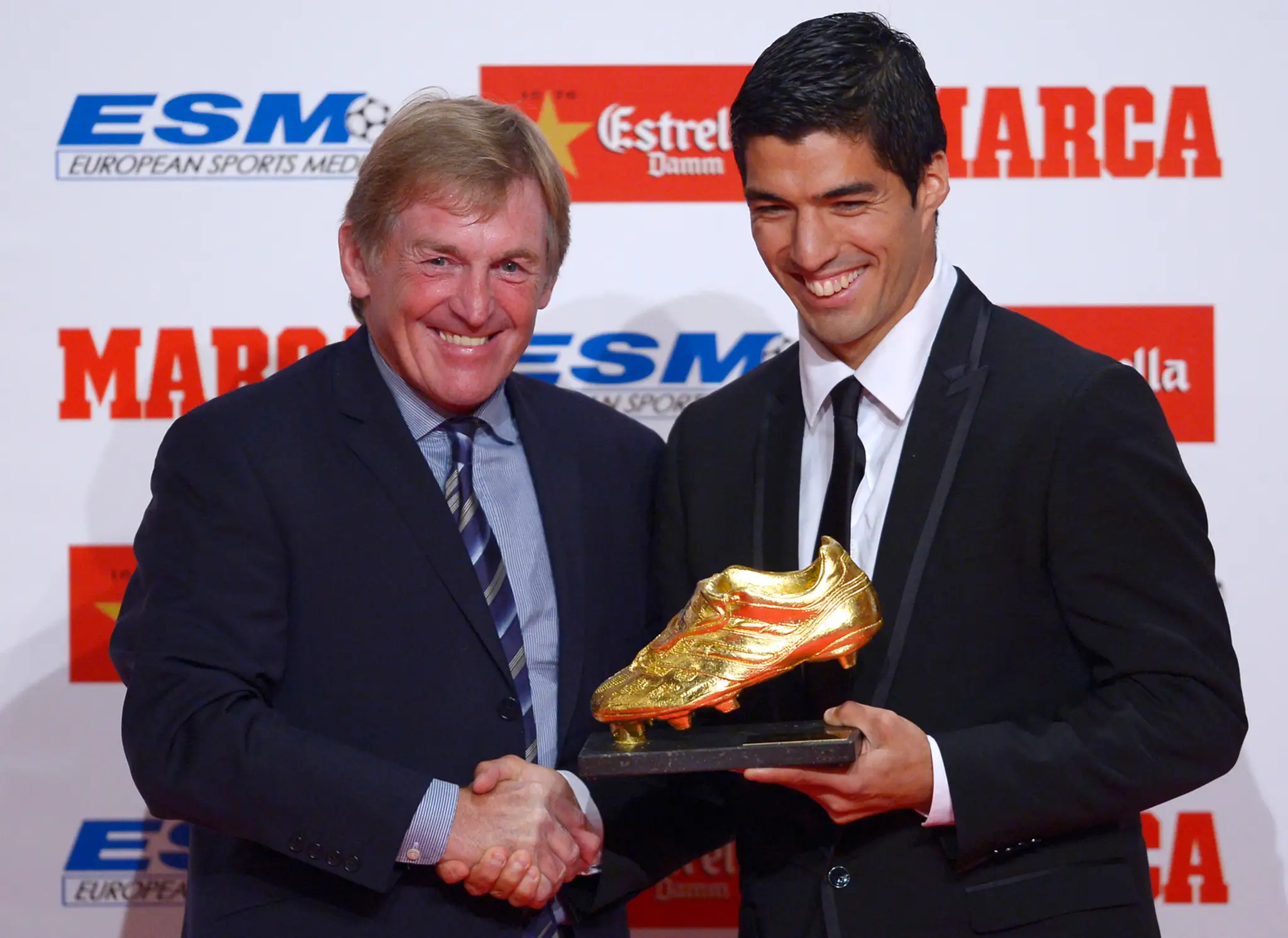 Bývalý škótsky futbalový reprezentant Kenny Dalglish (vľavo) gratuluje hráčovi FC Barcelona, Uruguajčanovi Luisovi Suarezovi.