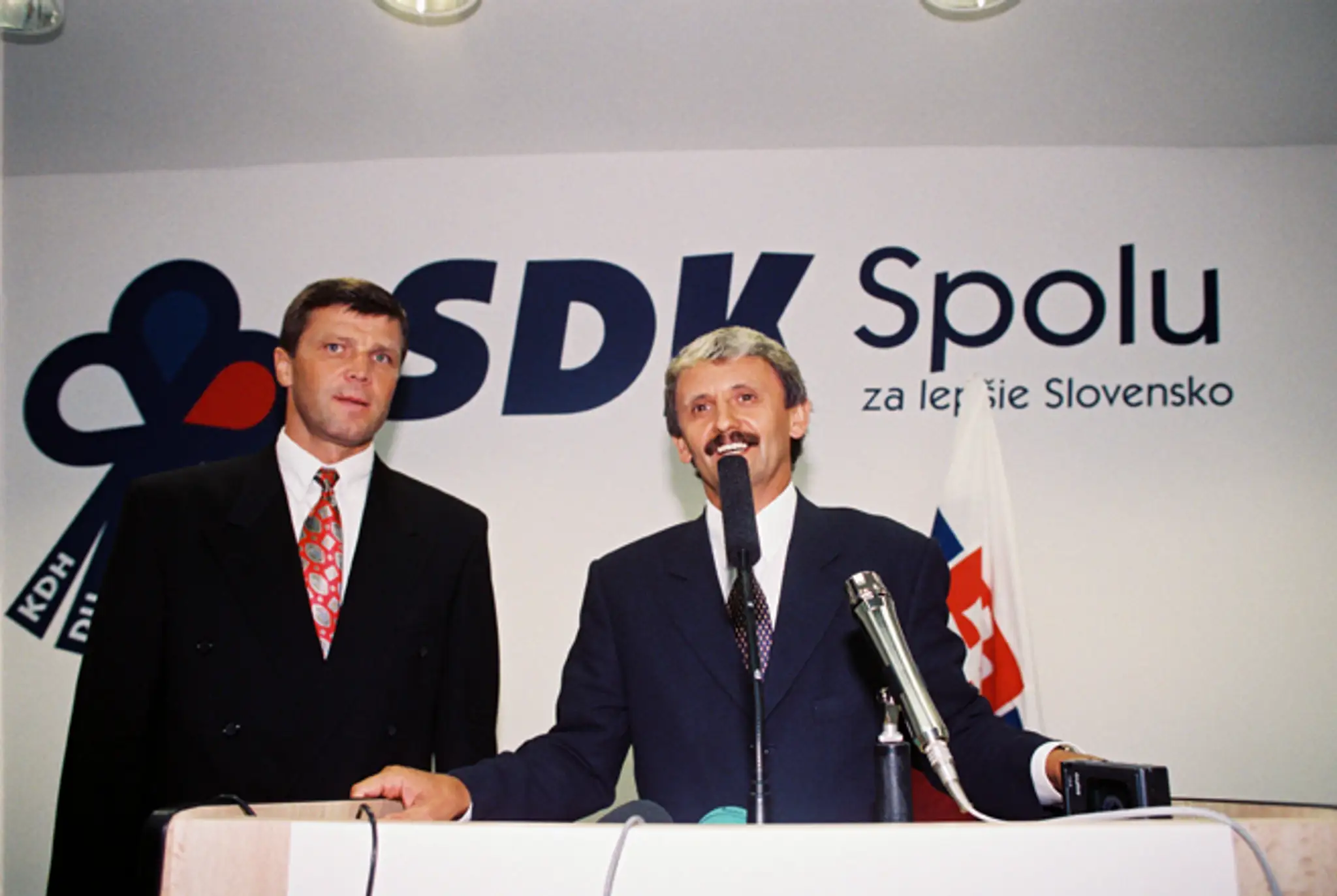 Mikuláš Dzurinda ako šéf SDK s Petrom Šťastným na snímke z 5. augusta 1998.