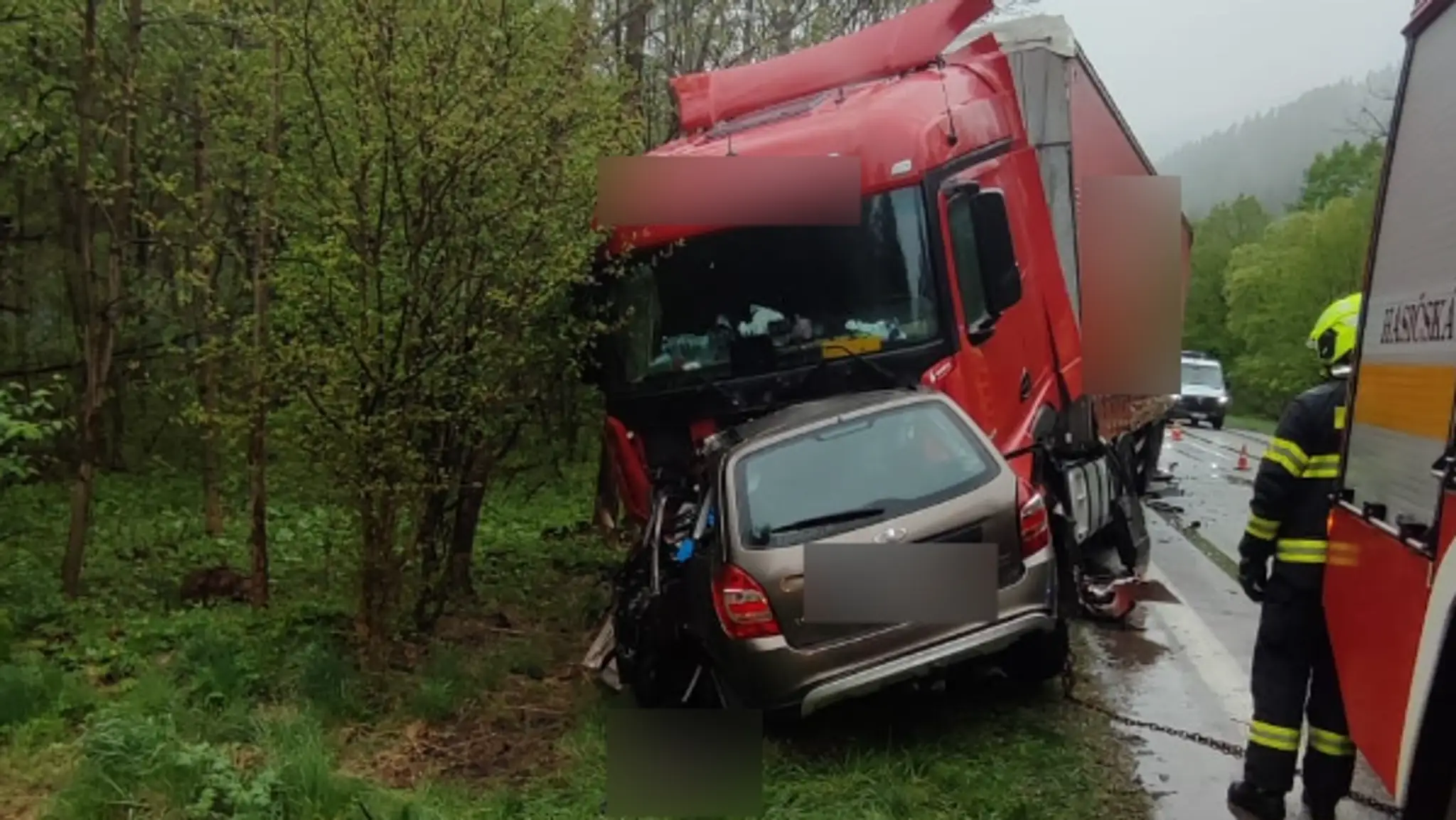 Auto po zrážke s kamiónom pri Bielom Potoku.