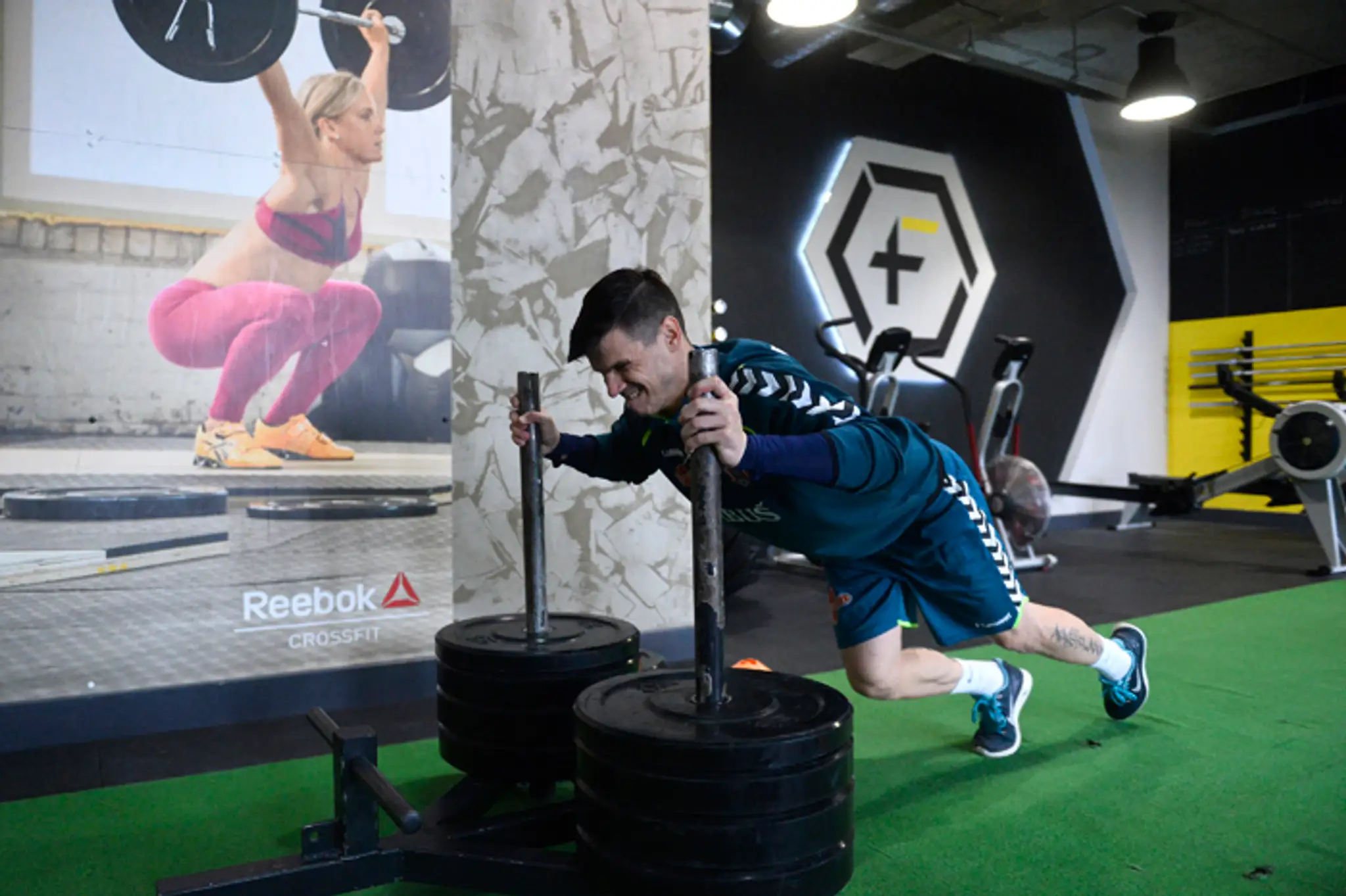 Futbalista Juraj Halenár pózuje počas prvého tréningu v drese druholigovej Iskry Borčice.