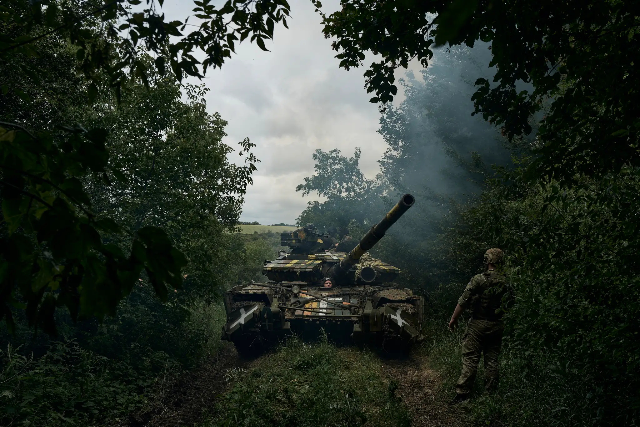 Ukrajinský tank jazdí na fronte pri meste Bachmut na východe Ukrajiny.
