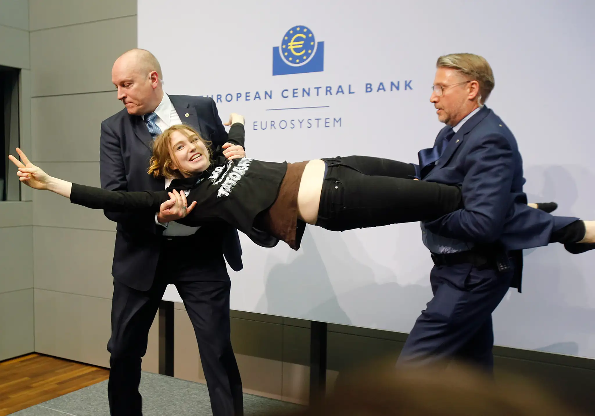 Na šéfa ECB zaútočila mladá žena