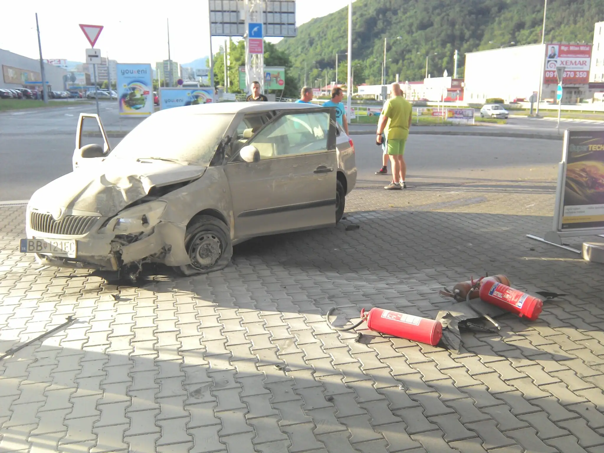 Auto narazilo na stojana na pumpe