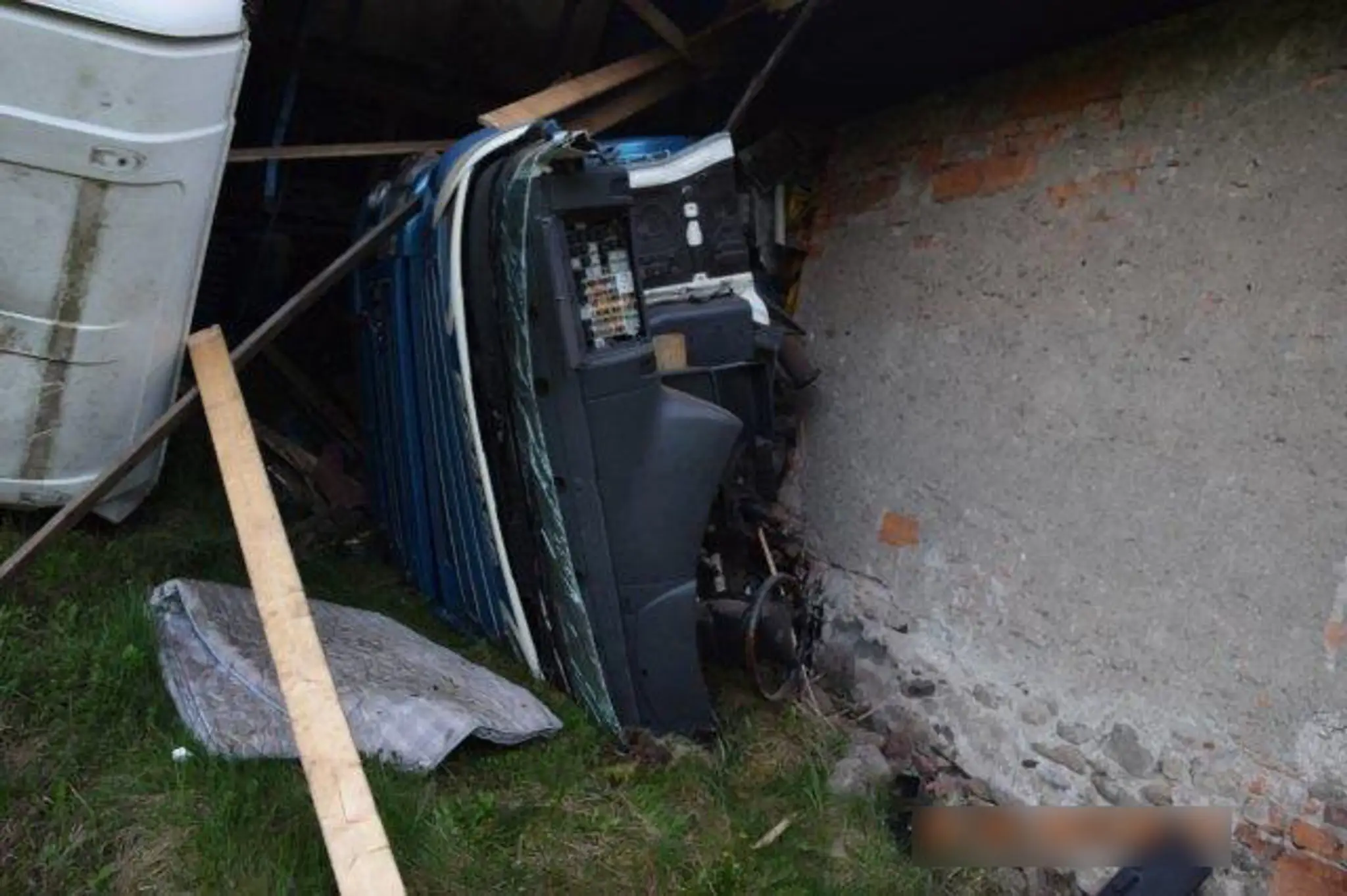 Náves nákladného motorového vozidla do rodinného domu v obci Turček.