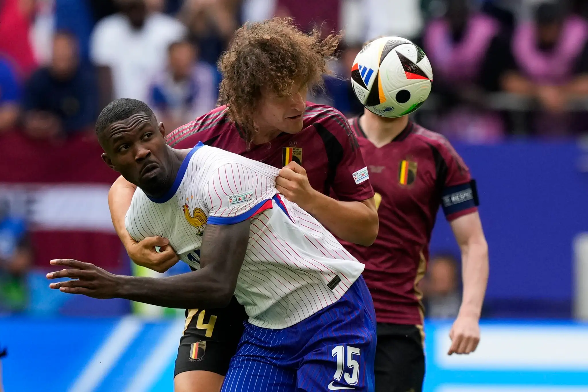 Zľava Francúz Marcus Thuram a Belgičan Wout Faes v osemfinále ME 2024.