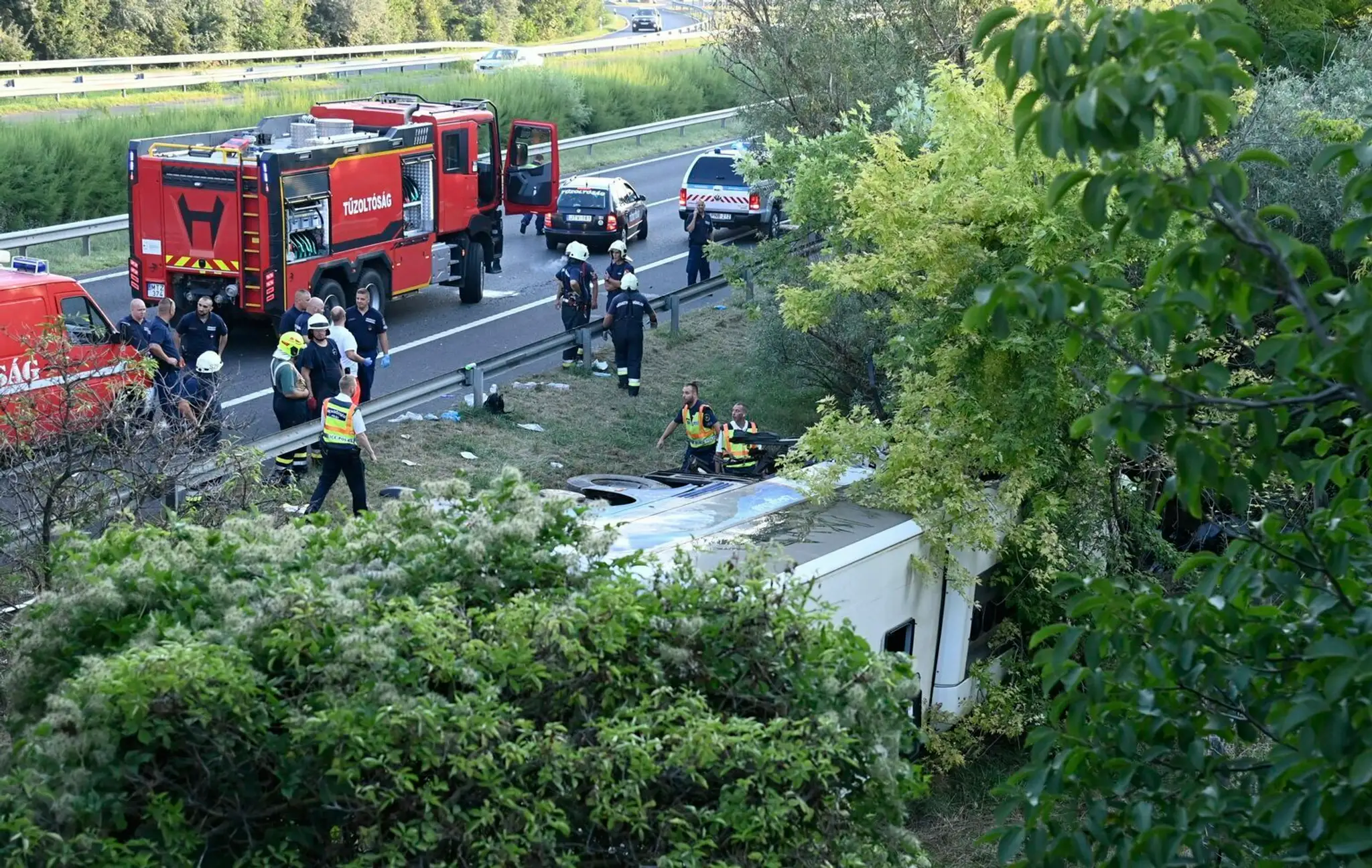 Havarovaný autobus na diaľnici M7.