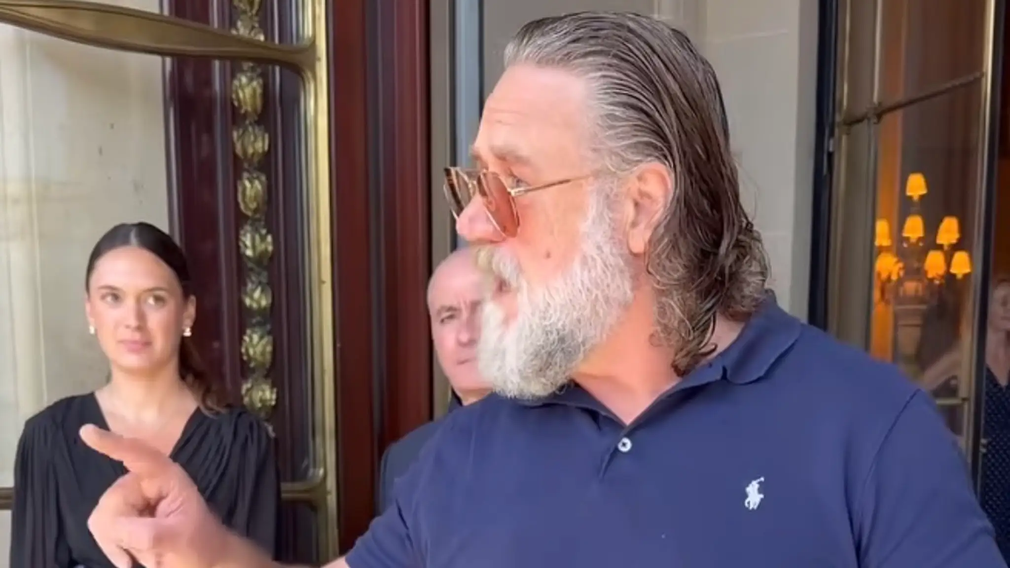 Russel Crowe pri východe z hotela