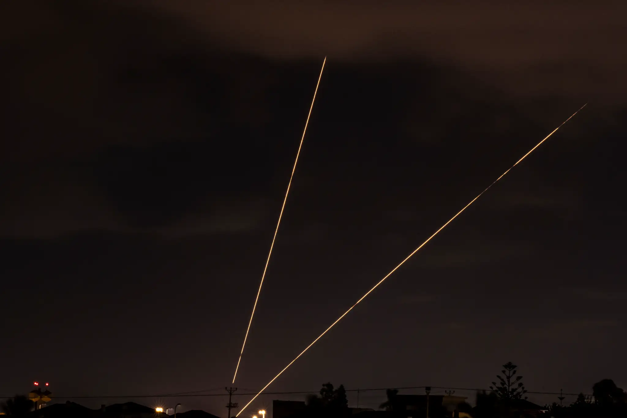 Izraelský systém protivzdušnej obrany odpaľuje rakety nad Haderou v Izraeli.