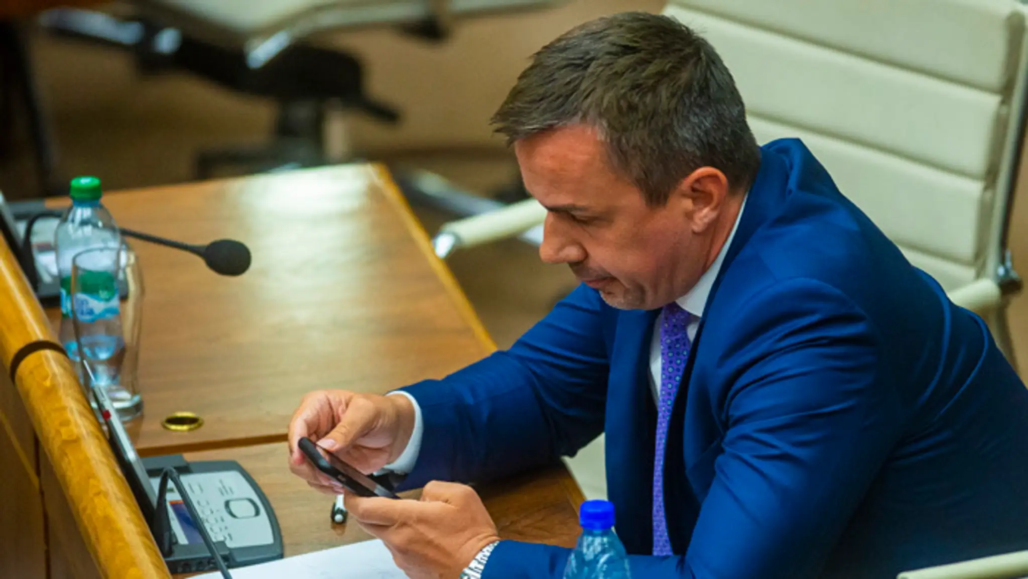 Poslanci ĽSNS zablokovali rečnícky pult.