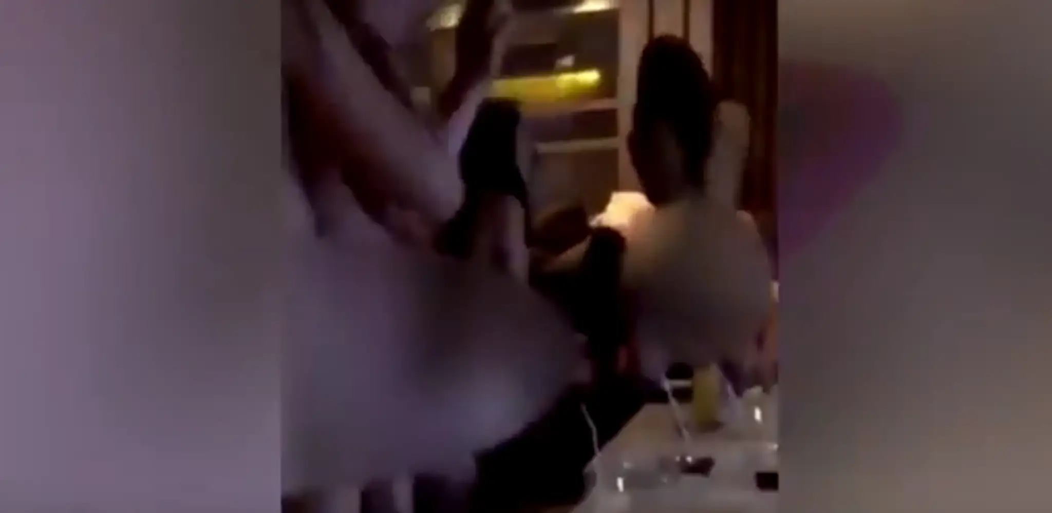 Na zázname sú údajne štyri letušky a dvaja stewardi. 