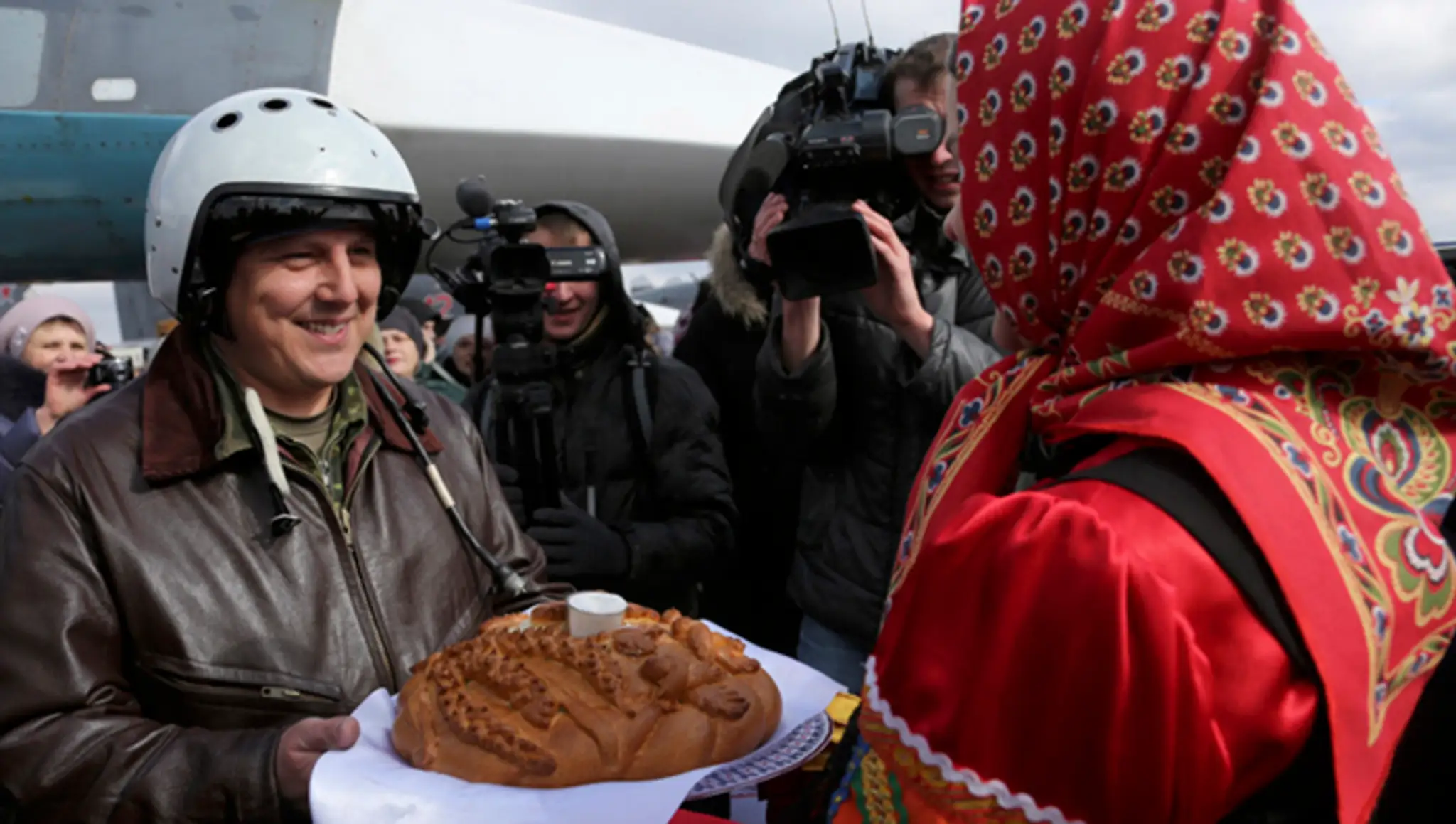 Ruského pilota vítajú na leteckej základni neďaleko Voroneže chlebom a soľu po návrate zo Sýrie.