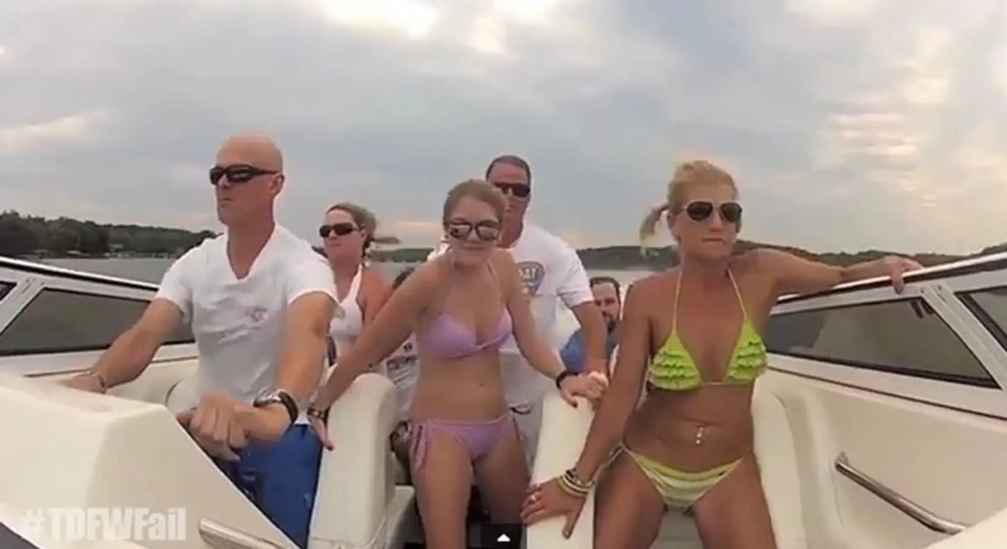 Bikini dievcata na motorvom clne.