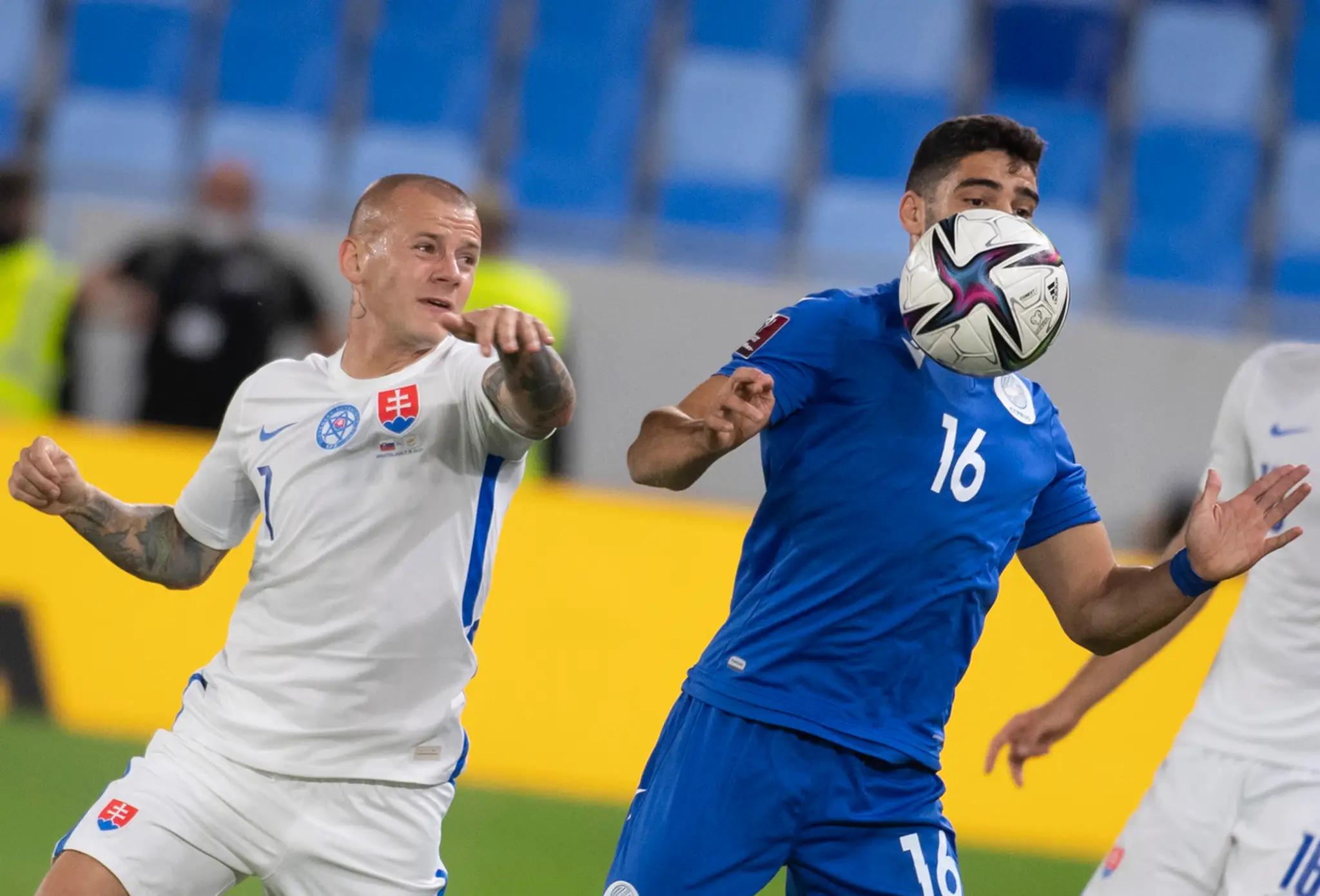 Zľava Vladimír Weiss a Cyperčan Paris Psaltis v kvalifikácii MS 2022.