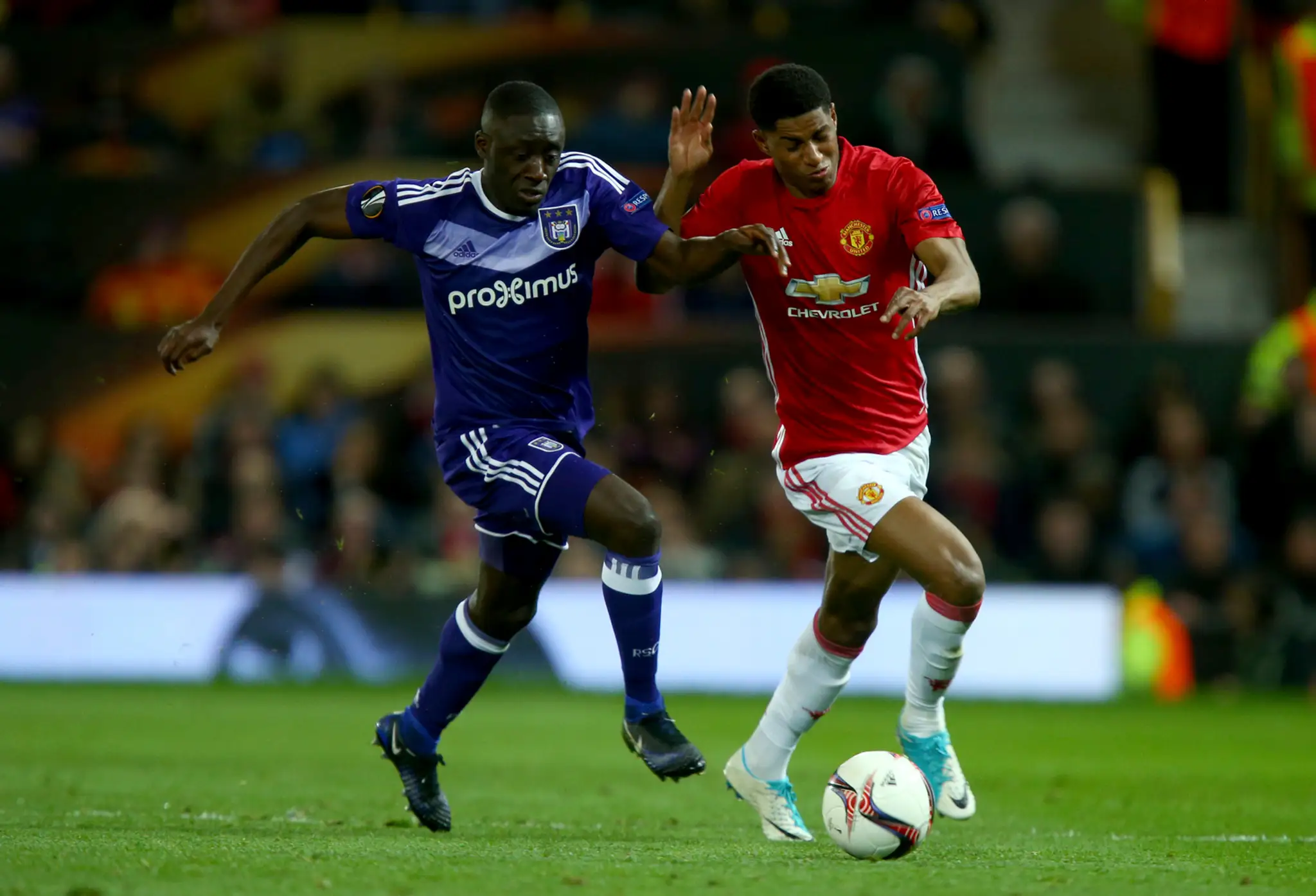Dennis Appiah (vľavo) z Anderlechtu bráni Marcusa Rashforda z ManUtd v odvete štvrťfinále EL.