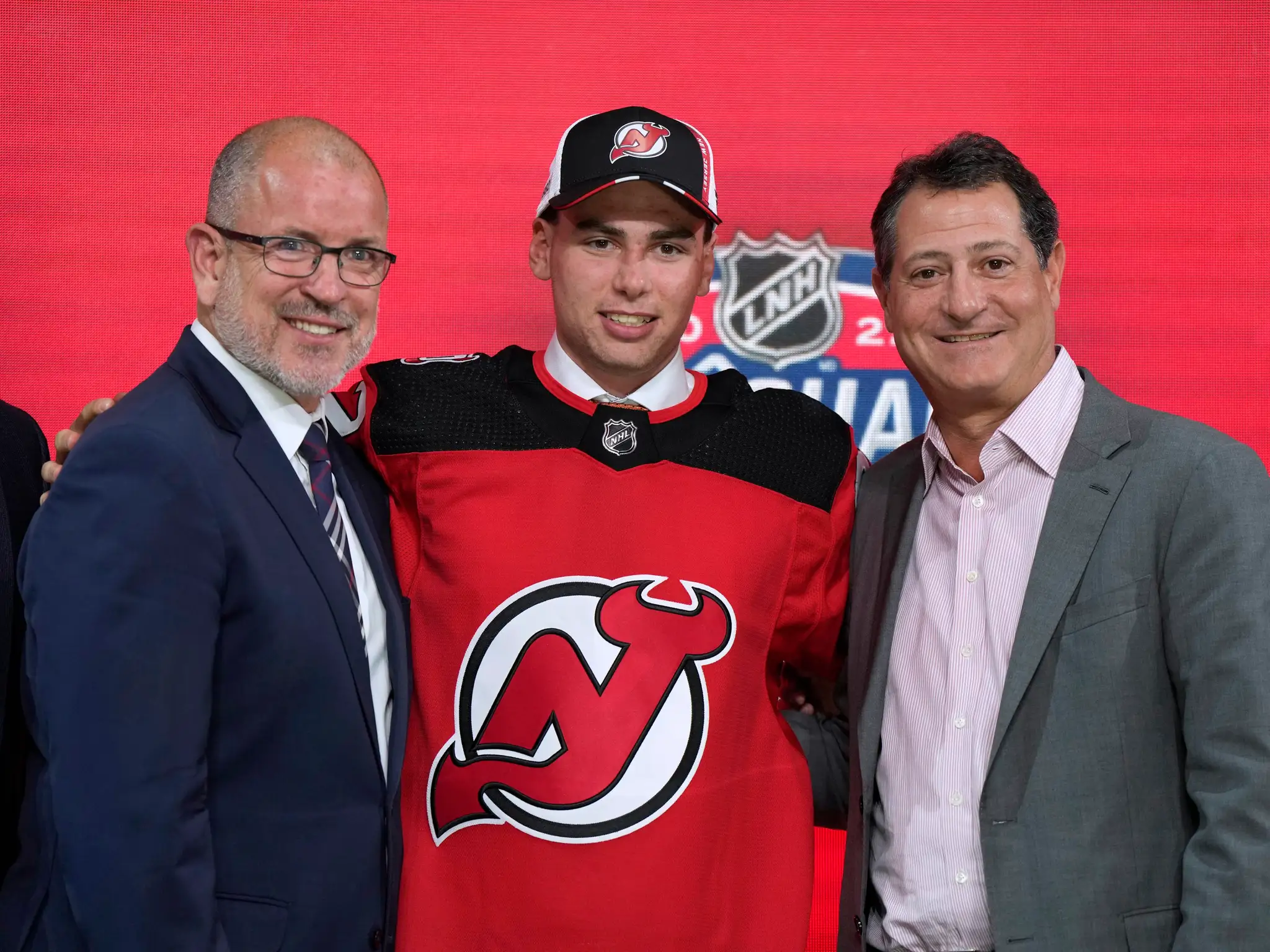 Šimon Nemec v drese New Jersey s predstaviteľmi klubu.