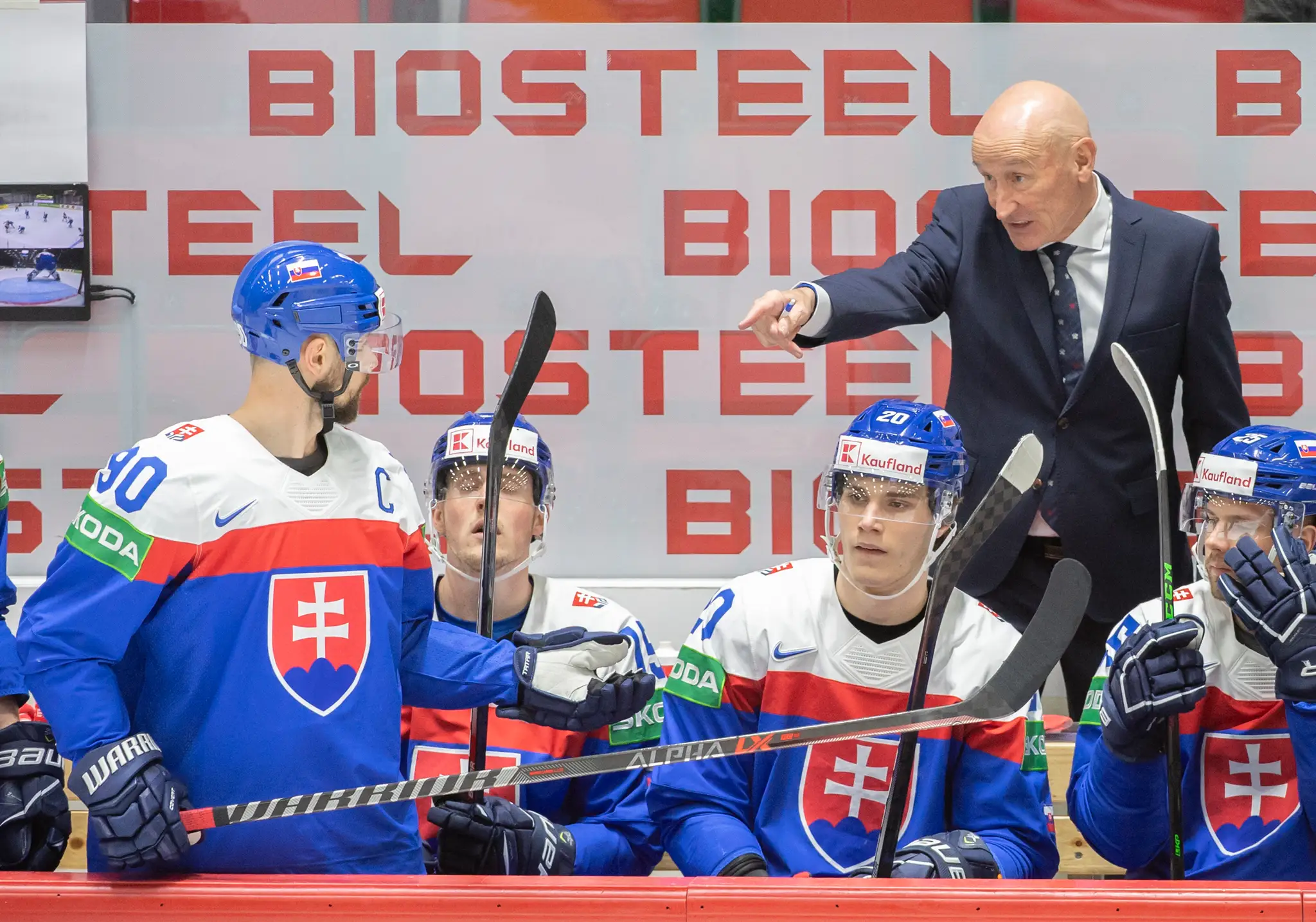 Slovenská striedačka, hore tréner Craig Ramsay, zľava dole Tomáš Tatar, Jakub Minárik, Juraj Slafkovský, Alex Tamáši v zápase s Kanadou na MS 2022.