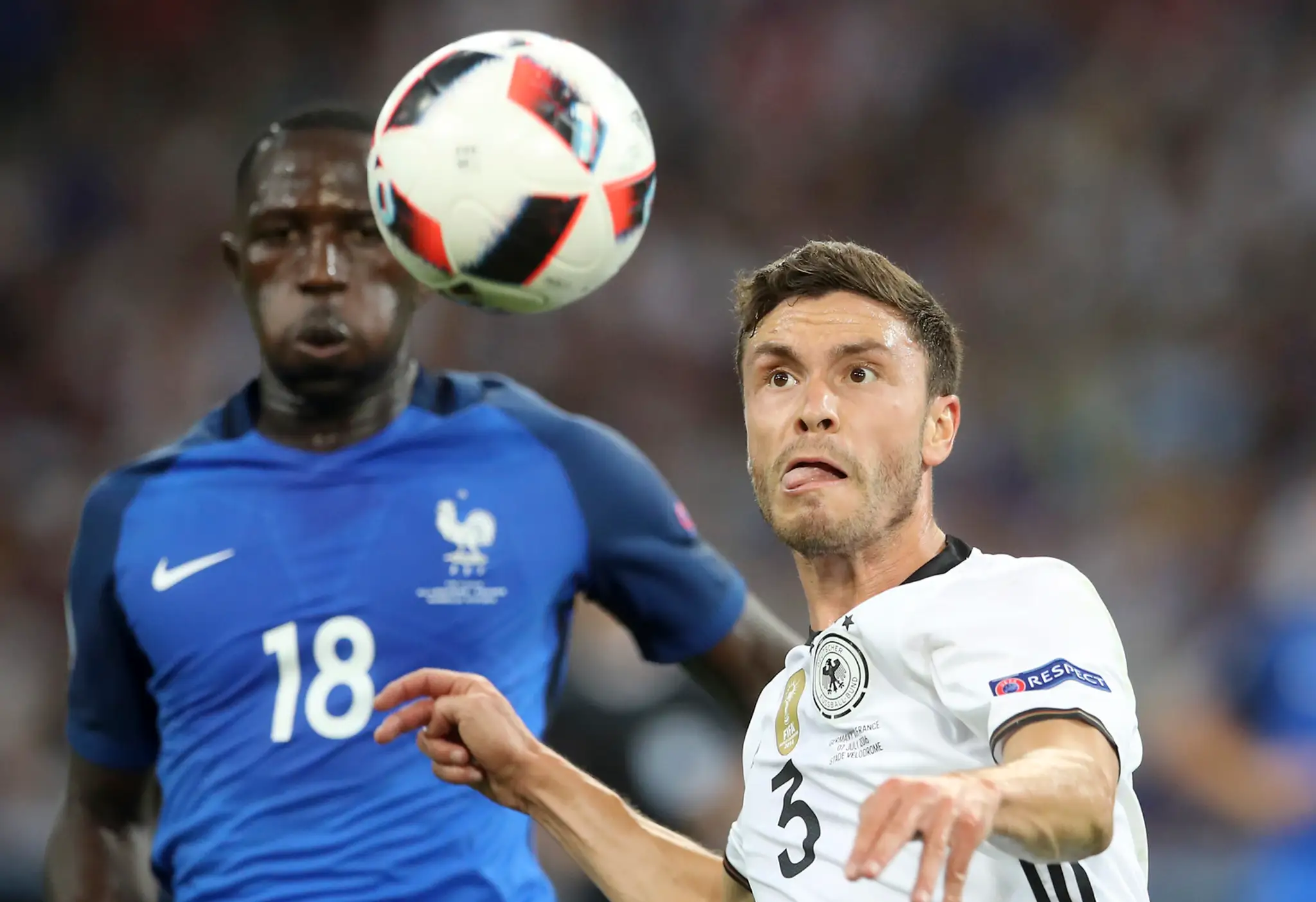 Francúz Moussa Sissoko (vľavo) Nemec Jonas Hector v súboji o loptu v semifinále ME.