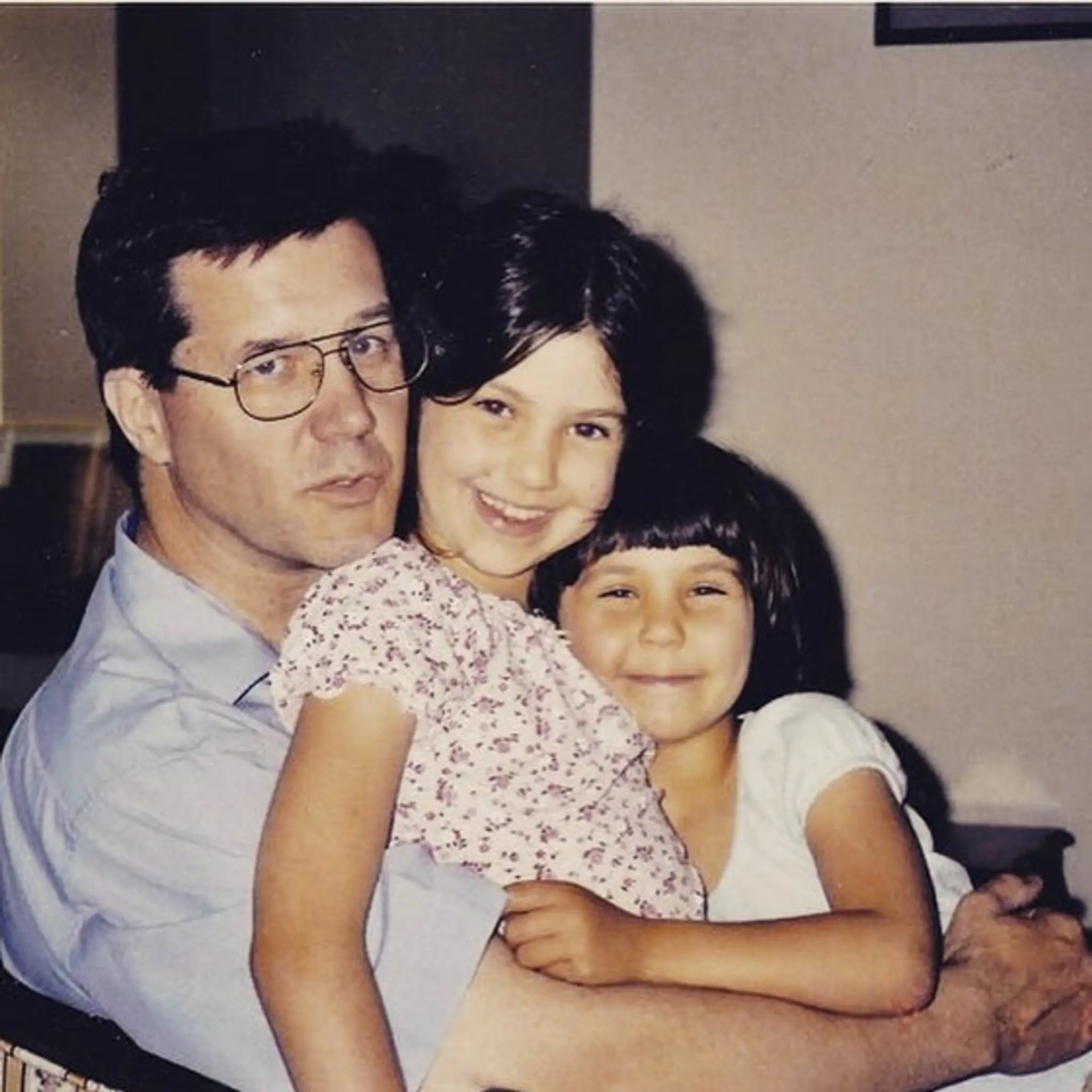 Celeste Buckingham s otcom Thomasom a sestrou Carmel