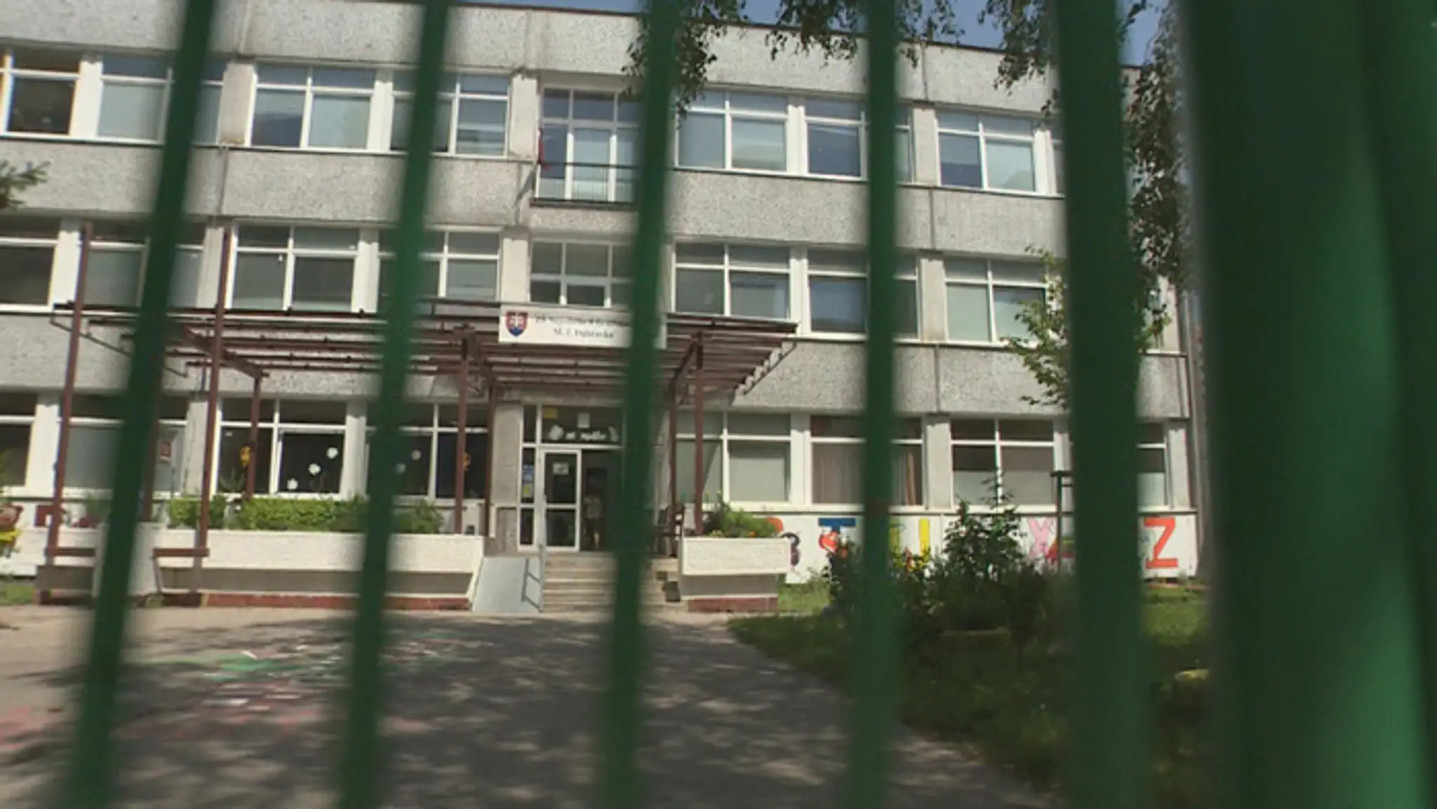 Škola v bratislavskej Dúbravke, kde učil odsúdený učiteľ.