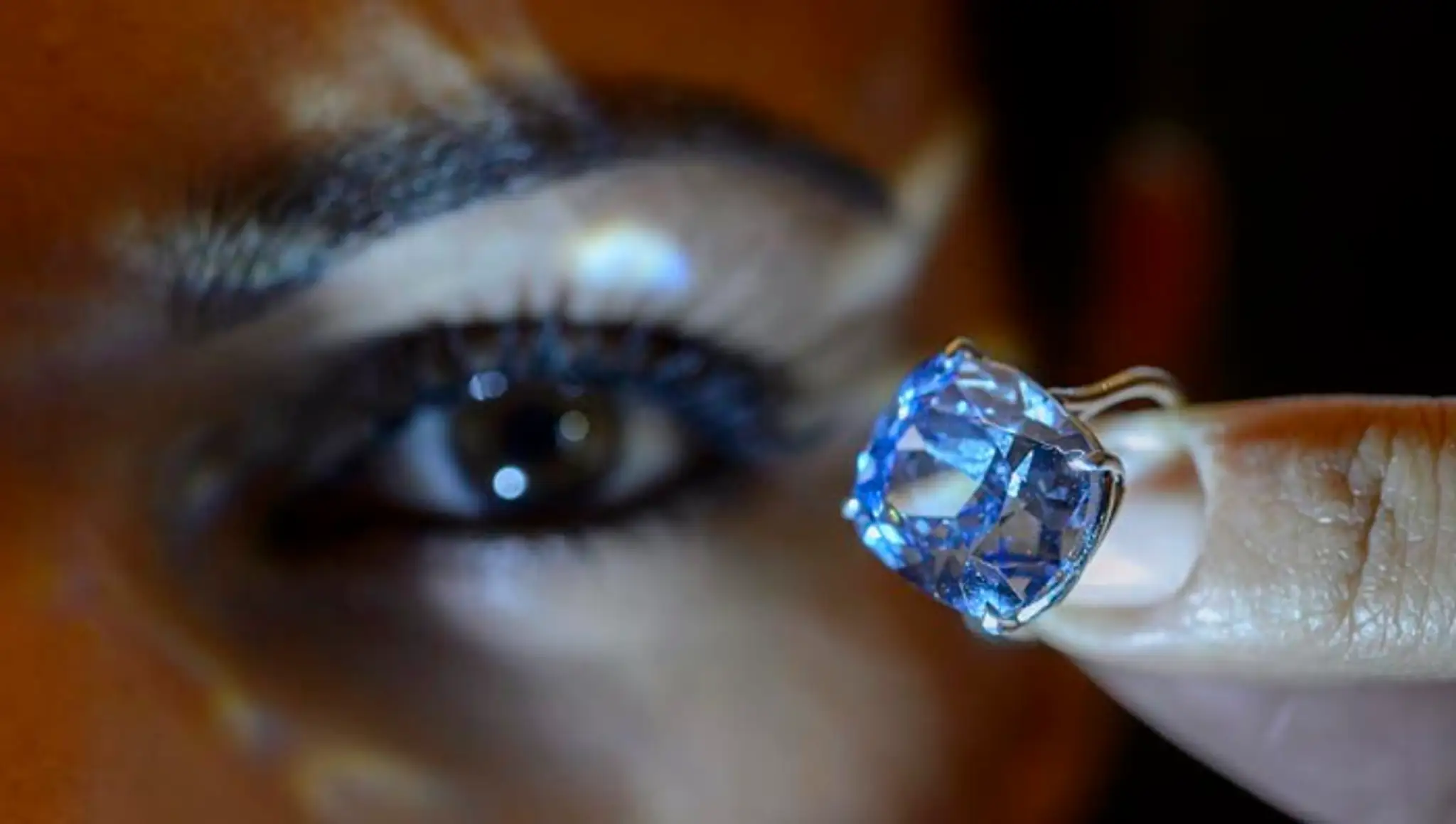 Mimoriadne vzácny a bezchybný modrý diamant, ktorý predali za rekordnú sumu na aukcii. 12. novembra