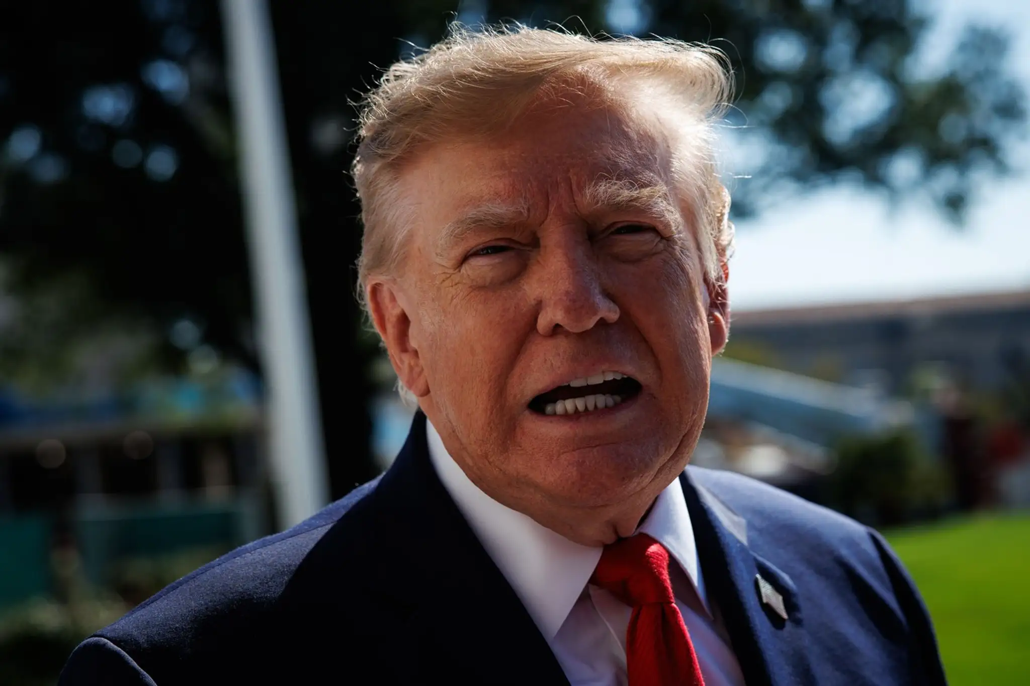 Donald Trump priznal, že sa líči sám.