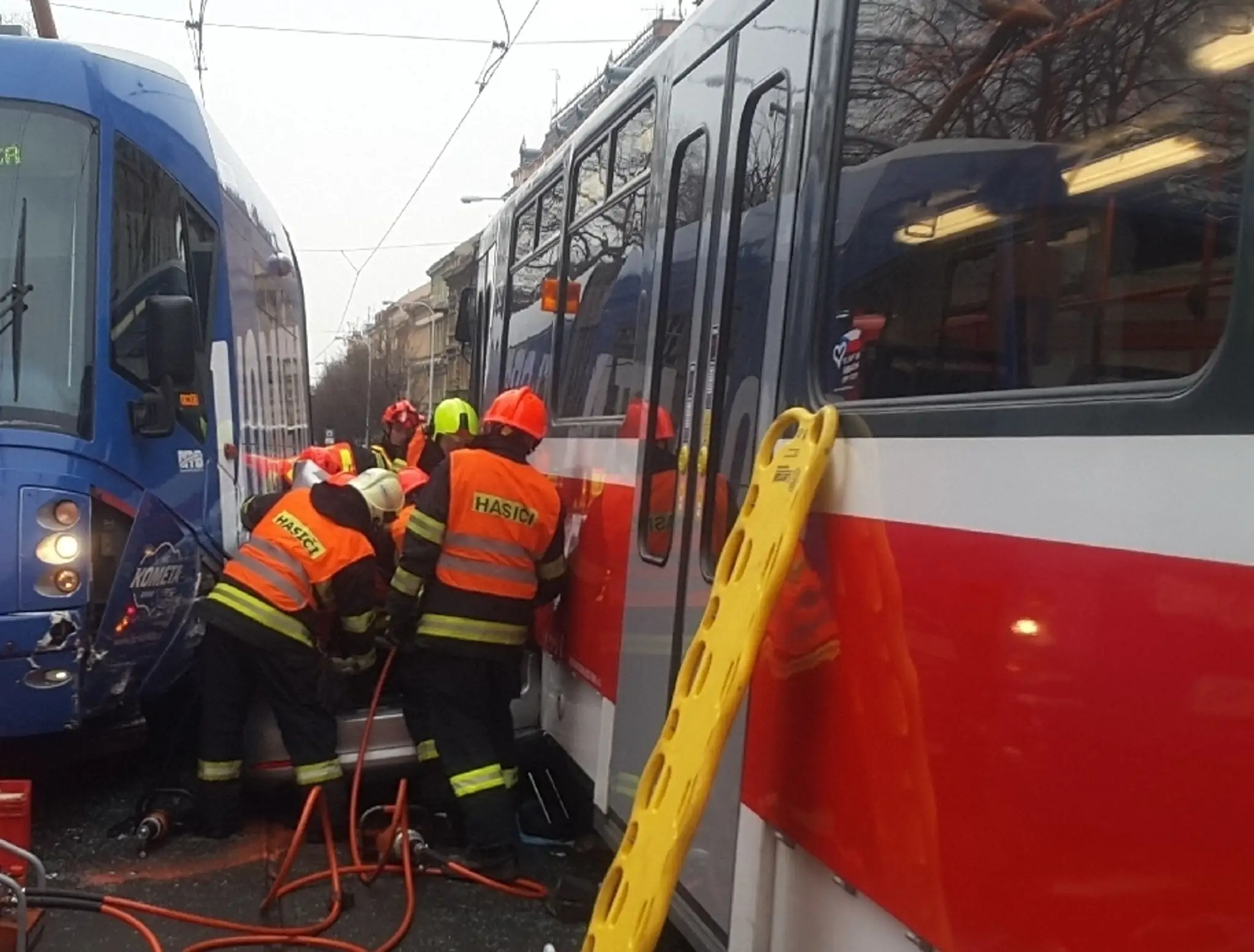 Zľava Brayden Point a Alex Killorn z Tampy oslavujú gól proti Washingtonu.