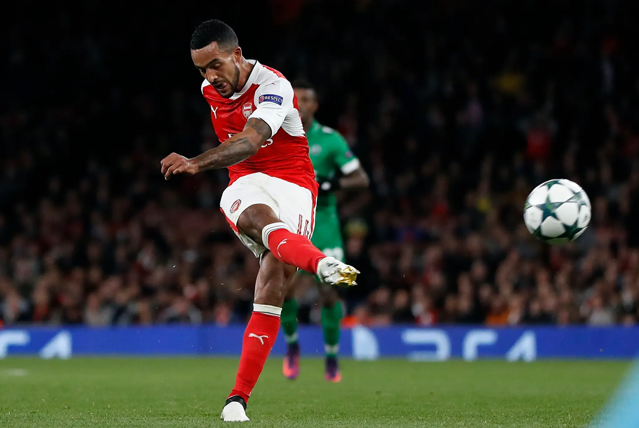 Krídelník Arsenalu Theo Walcott v dueli LM proti Lidogorecu Razgrad.