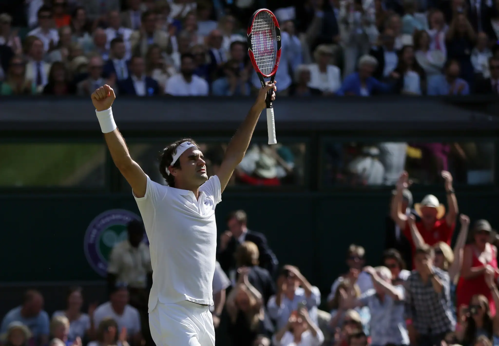 Víťazné gesto Rogera Federera po víťazstve nad Chorvátom Marinom Čiličom.