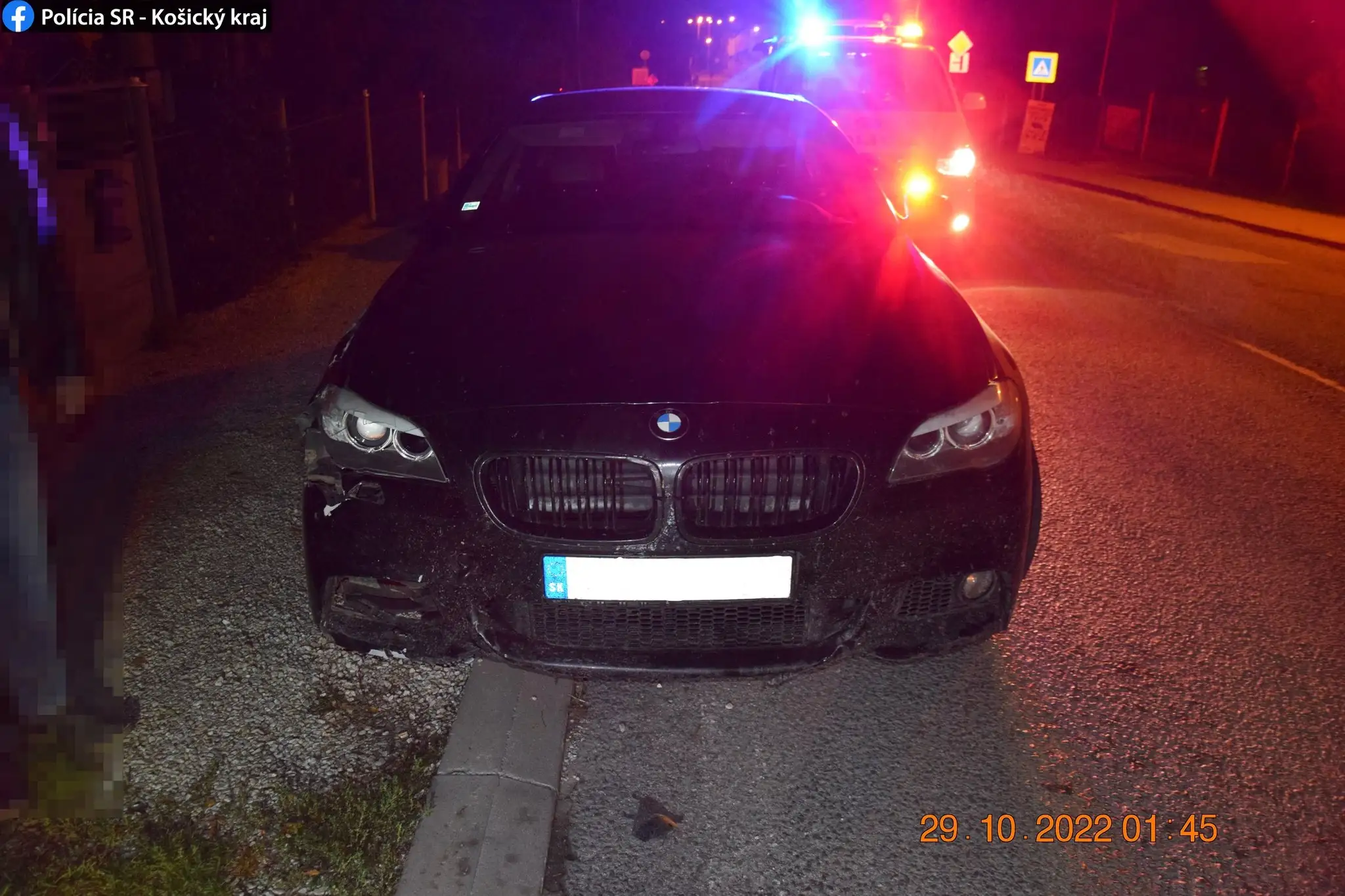 Auto, ktorého vodič zrazil muža stojaceho pred domom