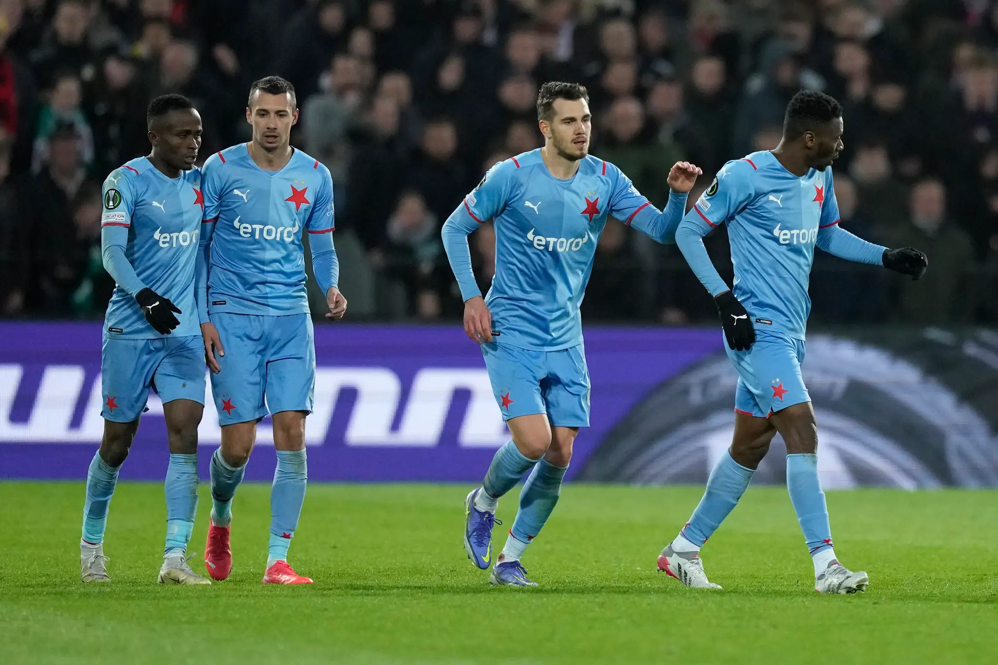 Sprava Ibrahim Traoré zo Slavie Praha oslavuje gól v zápase štvrťfinále Európskej konferenčnej ligy na pôde Feyenoordu.