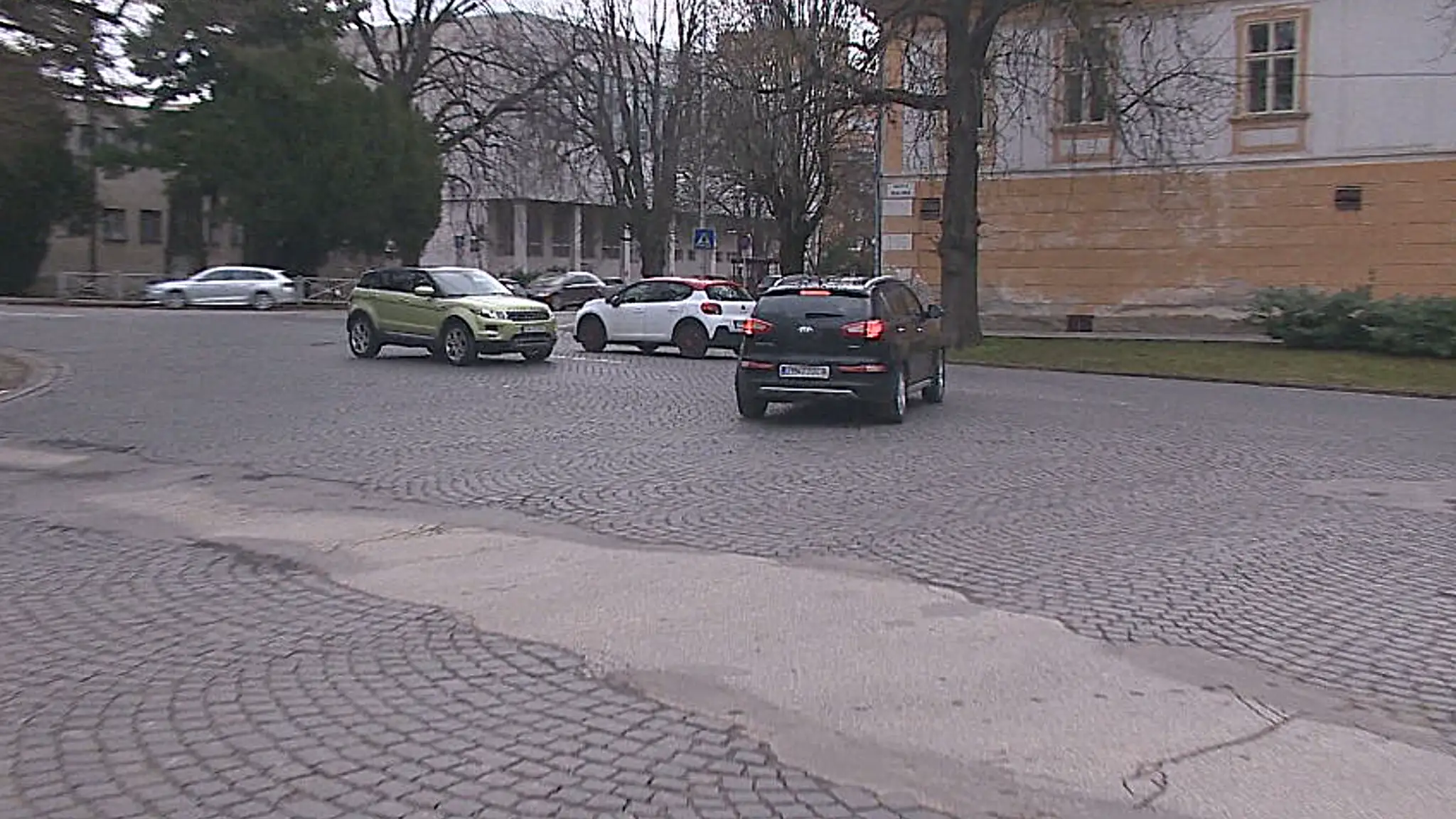 Konfliktná križovatka v Zlatých Moravciach. 
