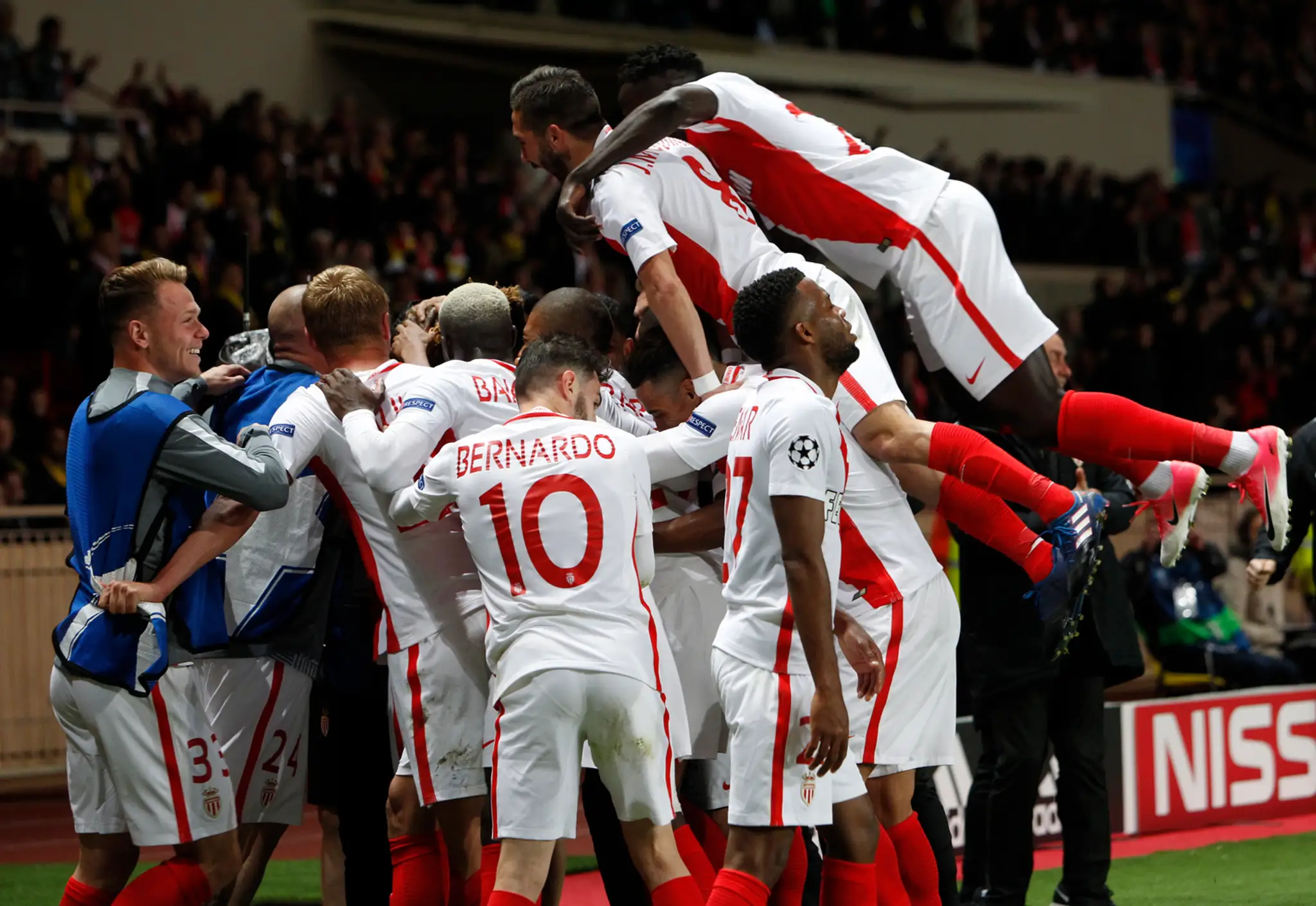 Radosť hráčov AS Monaco po postupe do semifinále LM.
